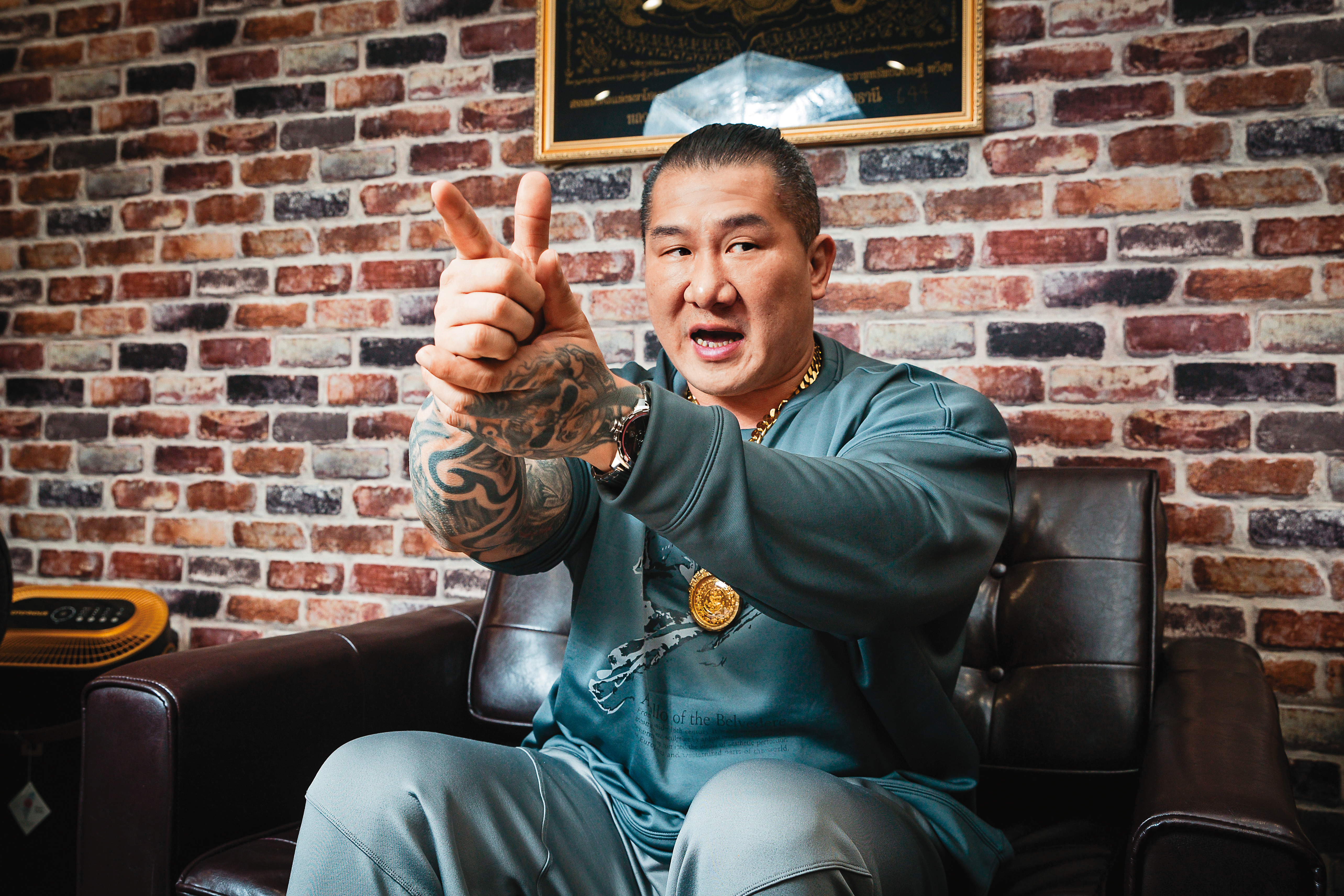 去年八月陳之漢被人近距離開三槍，擊中手部與雙腿，至今走路仍受影響。