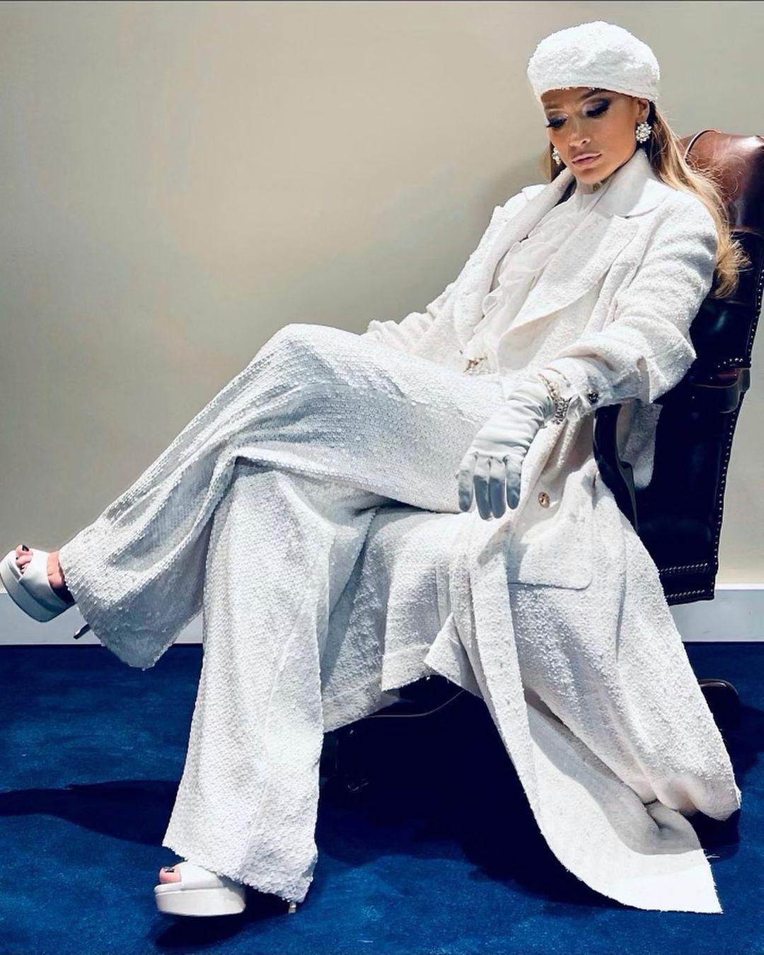 珍妮佛羅培茲身穿CHANEL上衣與長褲，氣場爆棚。（翻攝JLo IG）