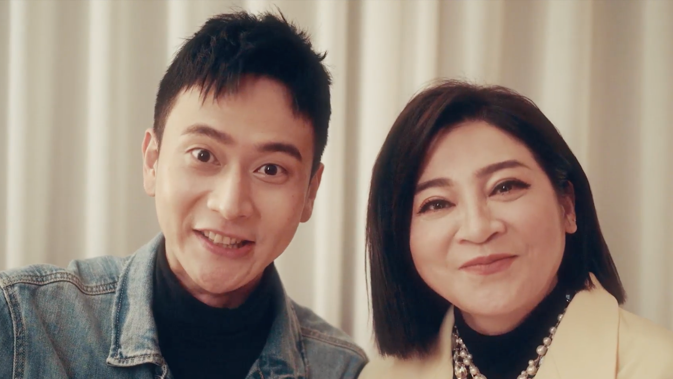 劉冠廷（左）、王彩樺（右）再現《同學麥娜絲》反差CP，跟大家報告電影即將在Netflix與全球觀眾見面的好消息。（Netflix提供）