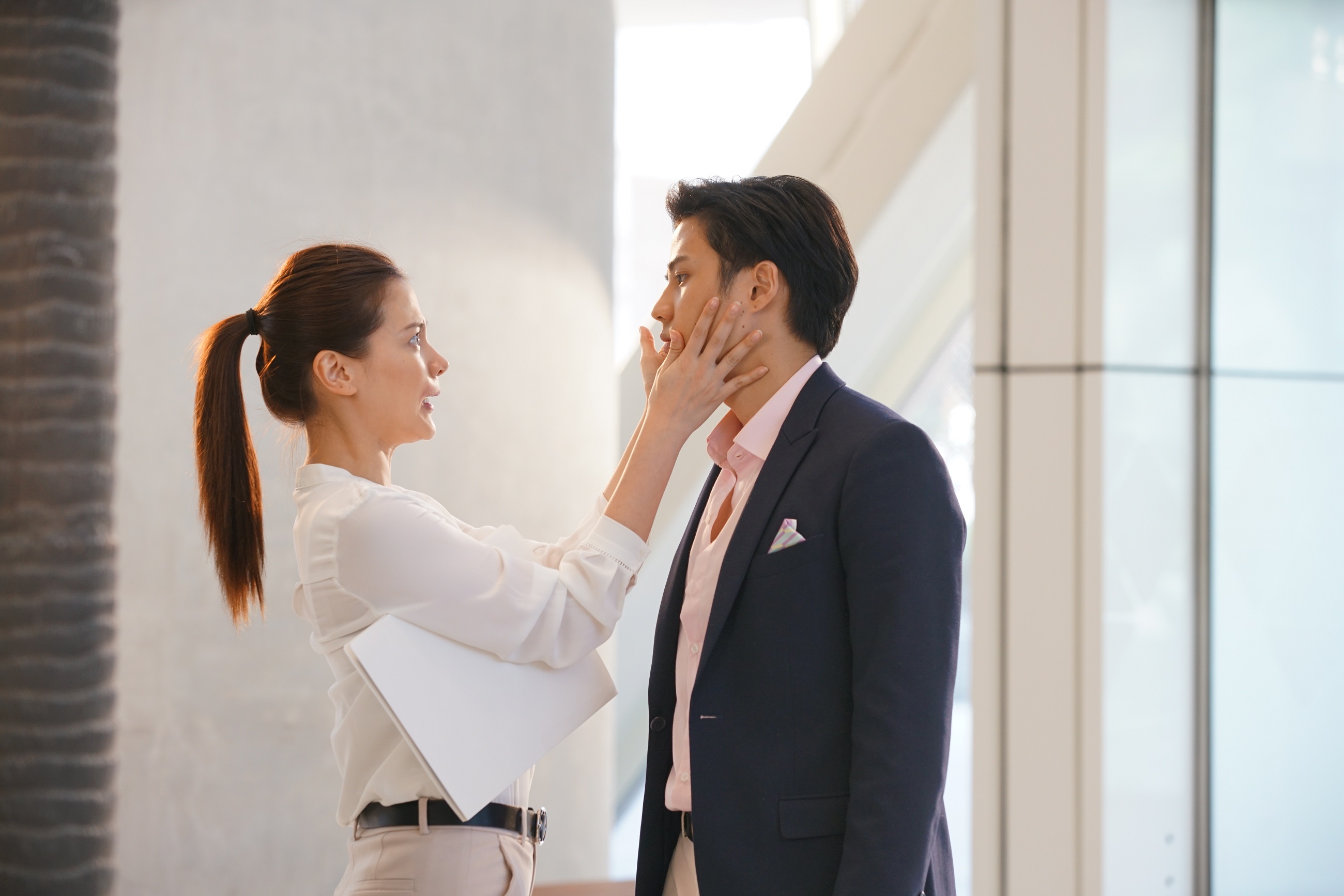 平采娜被前男友（右）騙錢，人財兩失，之後想盡辦法要把錢討回來。（Catchplay提供）