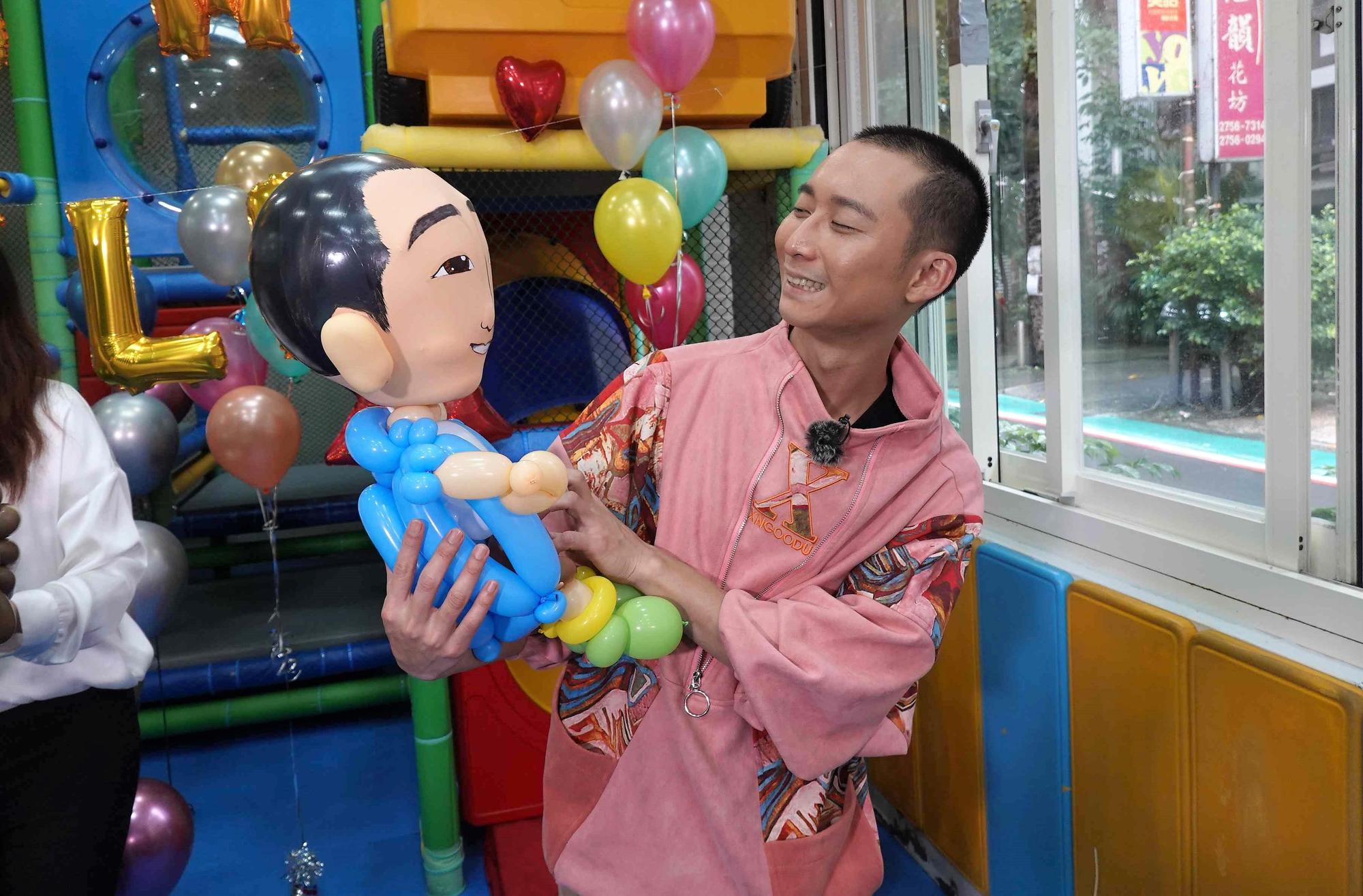 浩子跟自己人型氣球對看,卻被小朋友嫌醜。(民視提供)