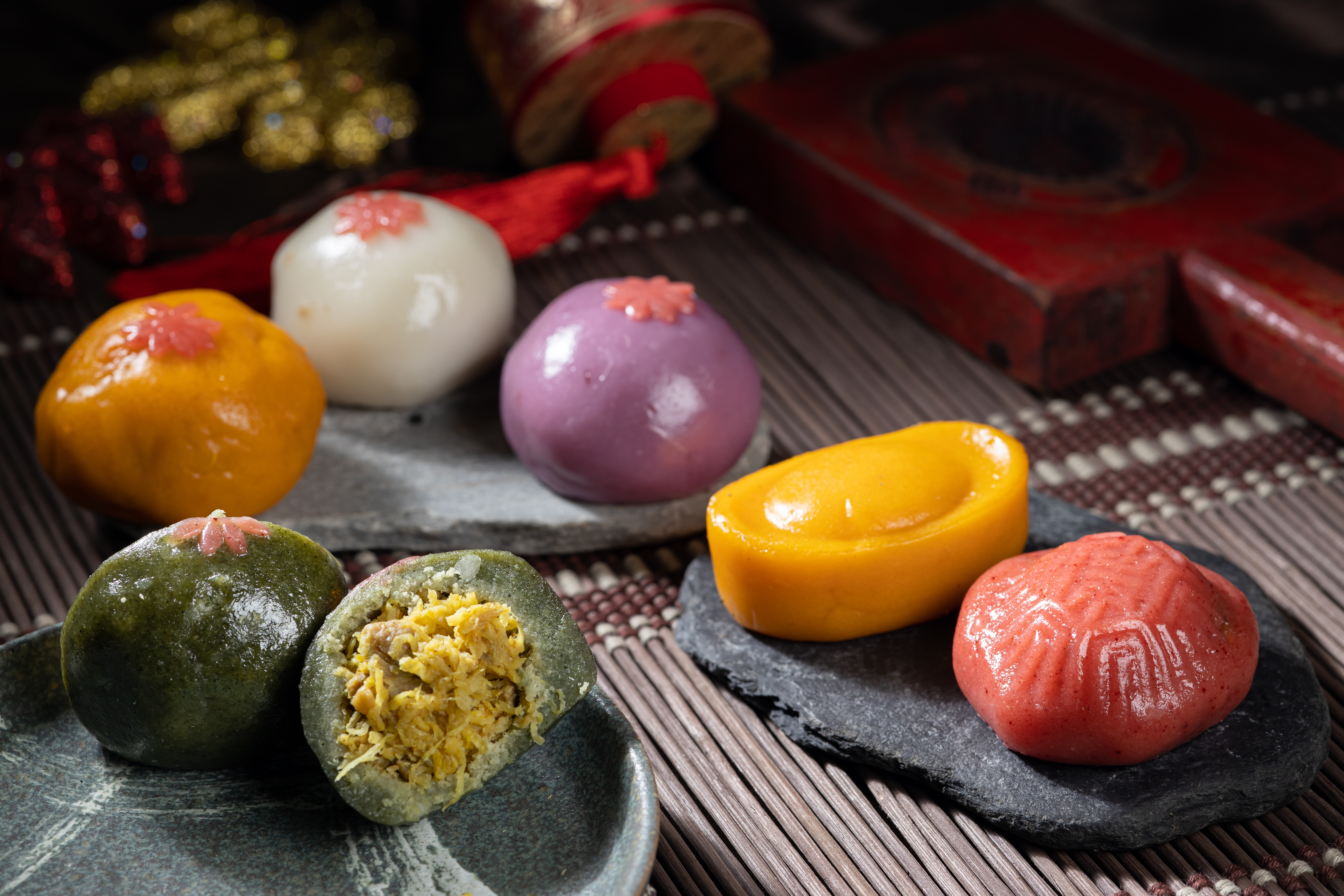 「6味綜合米果子」有縮小版金元寶、紅龜粿、草仔粿，甜鹹各3款，呷巧不礙胃，左前是李爸爸最愛的咖哩草仔粿「綠如意」。（150元／盒，6入）