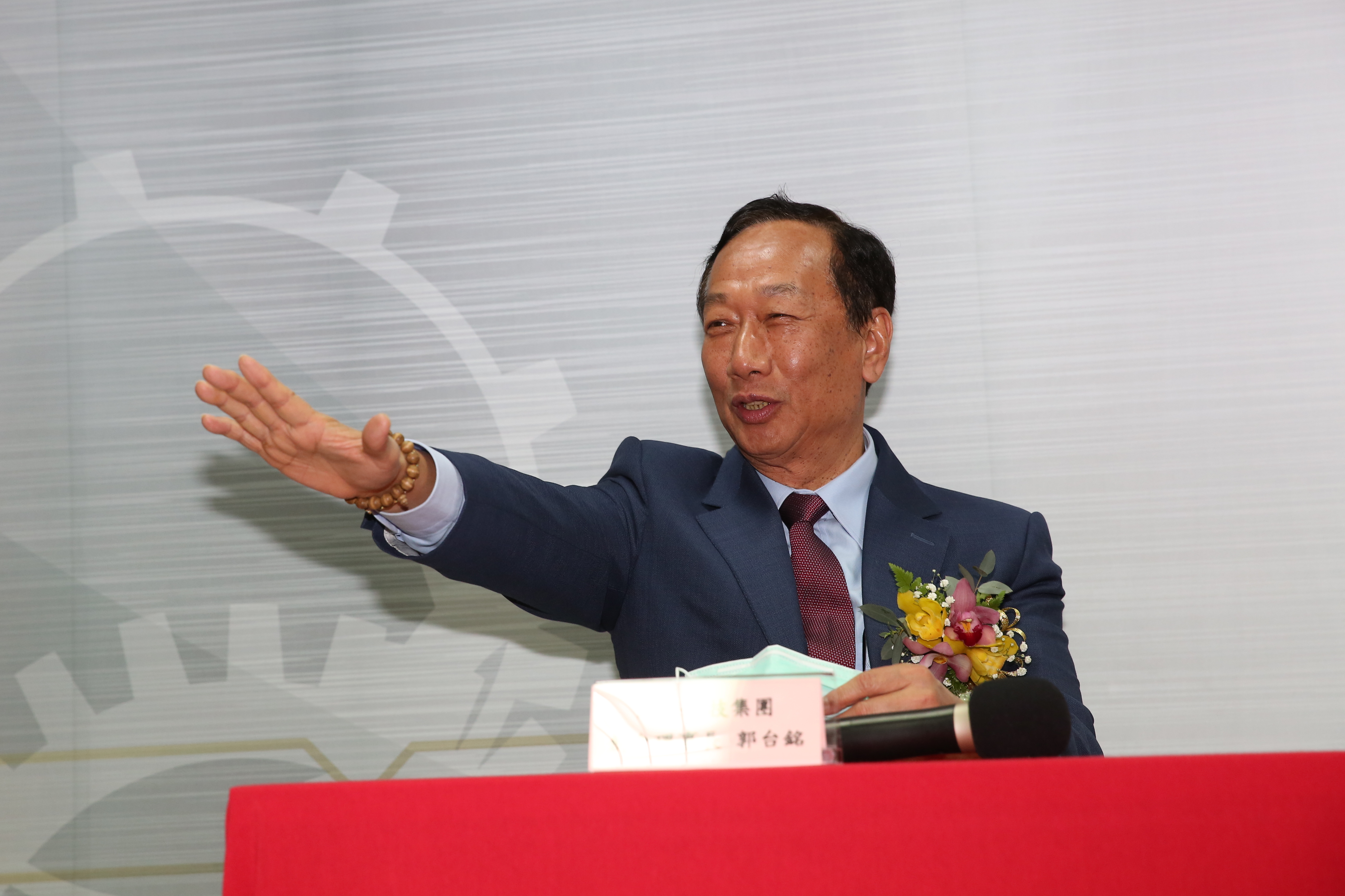 媒體追問是否會參選國民黨主席，郭台銘說，「我現在花很多時間在生技、醫療產業，不再回答丐幫相關問題。」