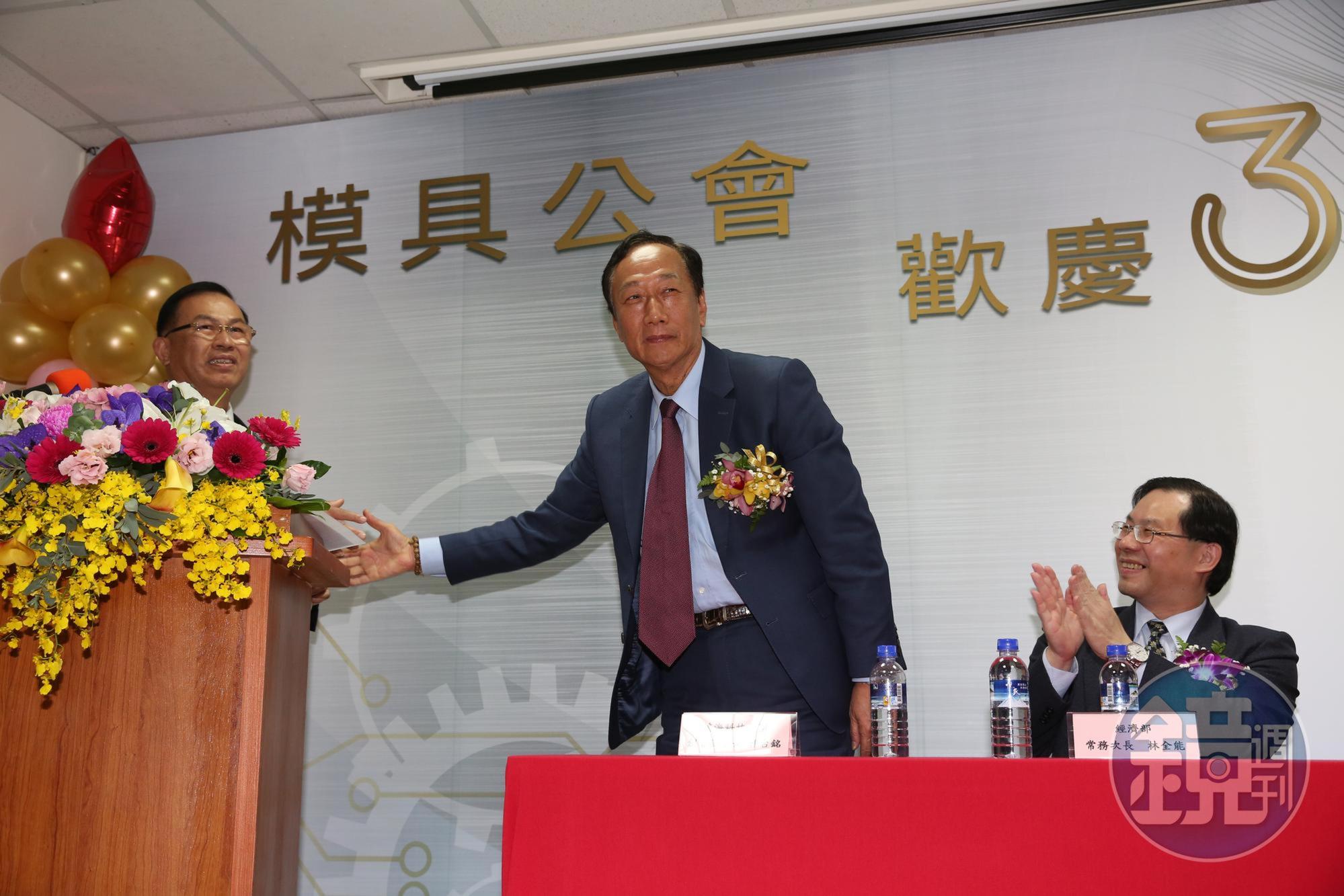 對於鴻海是否打入Apple Car供應鏈一事，郭台銘說，他不評論單一客戶。