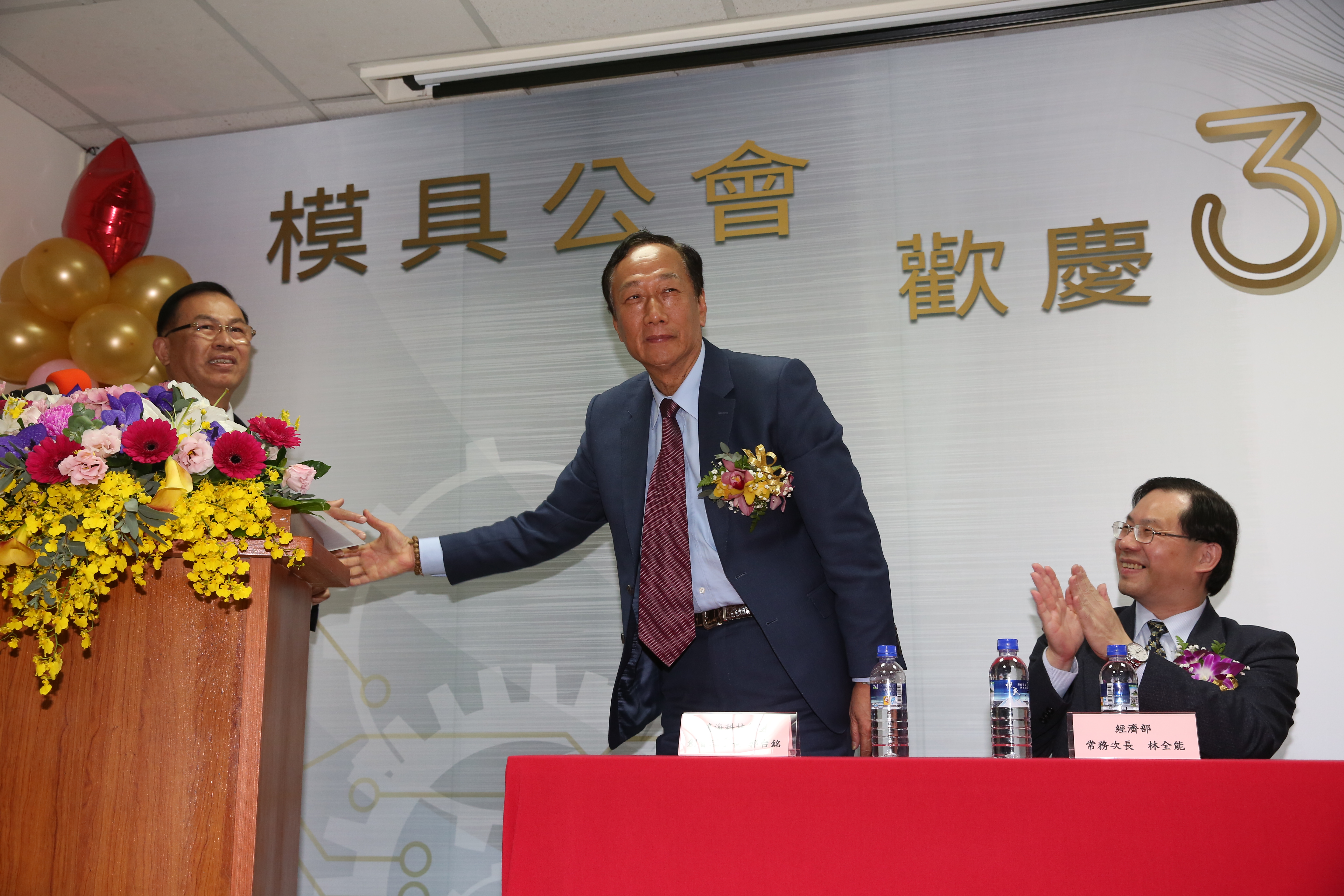 對於鴻海是否打入Apple Car供應鏈一事，郭台銘說，他不評論單一客戶。