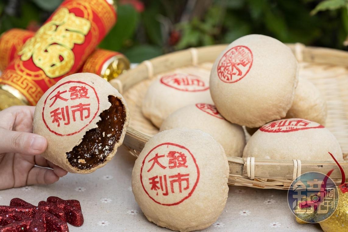 印有「大發利市」的「黑糖香餅」為過年限定，軟餡甜蜜不黏牙。（250元／盒、5入）