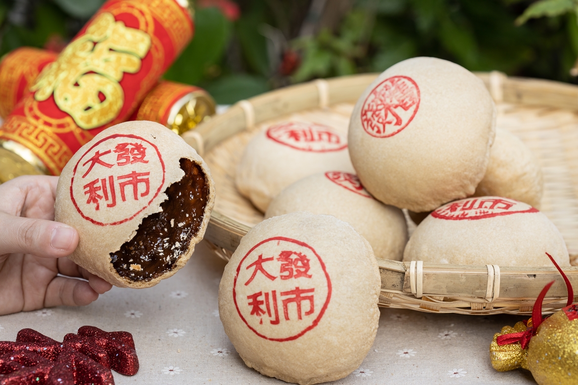 印有「大發利市」的「黑糖香餅」為過年限定，軟餡甜蜜不黏牙。（250元／盒、5入）