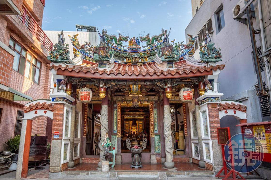 「開基天后宮」位於店鋪正對面。