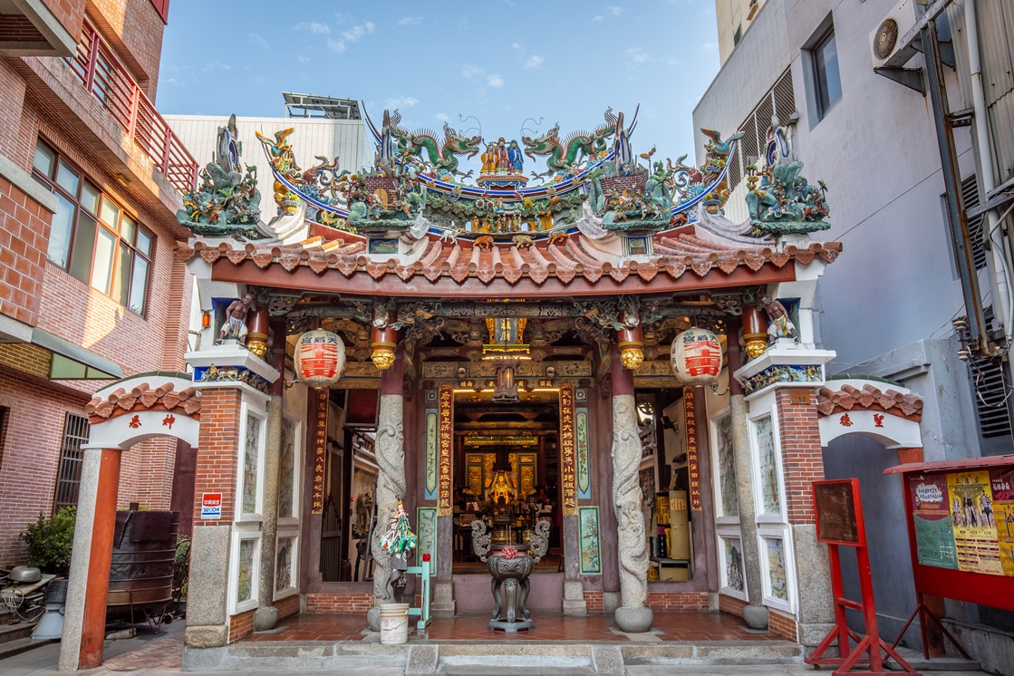 「開基天后宮」位於店鋪正對面。
