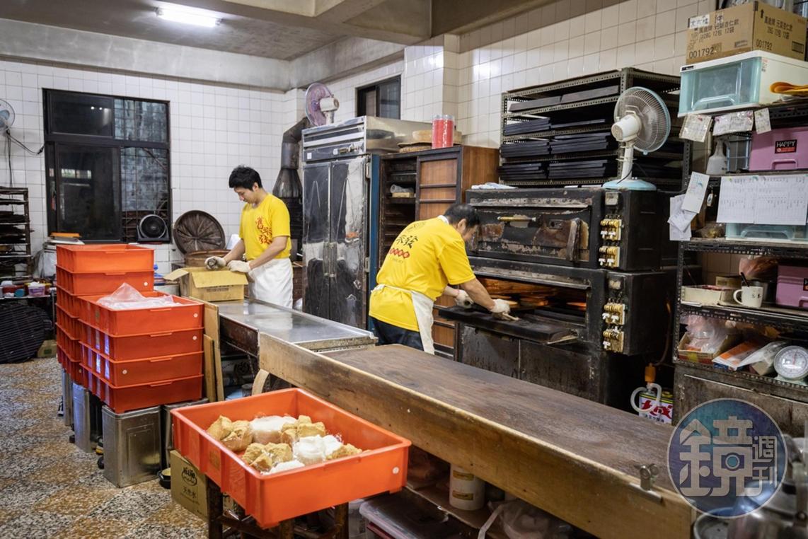 店鋪後方是製作區，父子正在製作糕粿和傳統餅類。