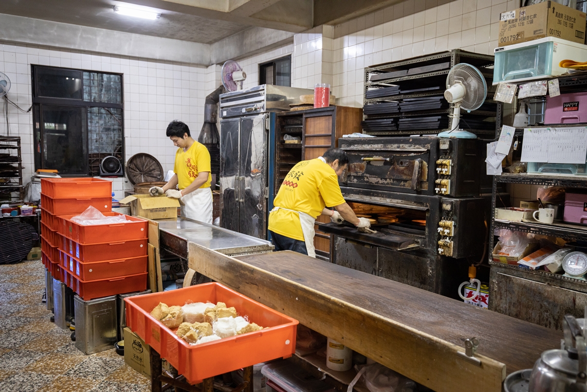 店鋪後方是製作區，父子正在製作糕粿和傳統餅類。