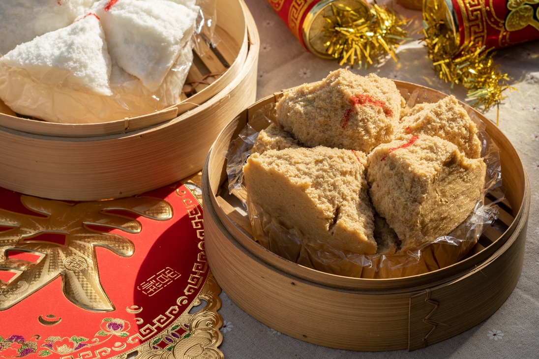 發粿有「黑糖」（前）和「米製」（後）原味，軟Q不甜膩。（皆120元／顆）