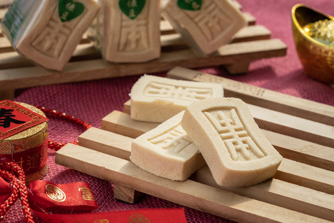 「綠豆糕」用綠豆粉和熟糯米粉蒸熟，乾鬆不扎喉。（25元／包、3入）
