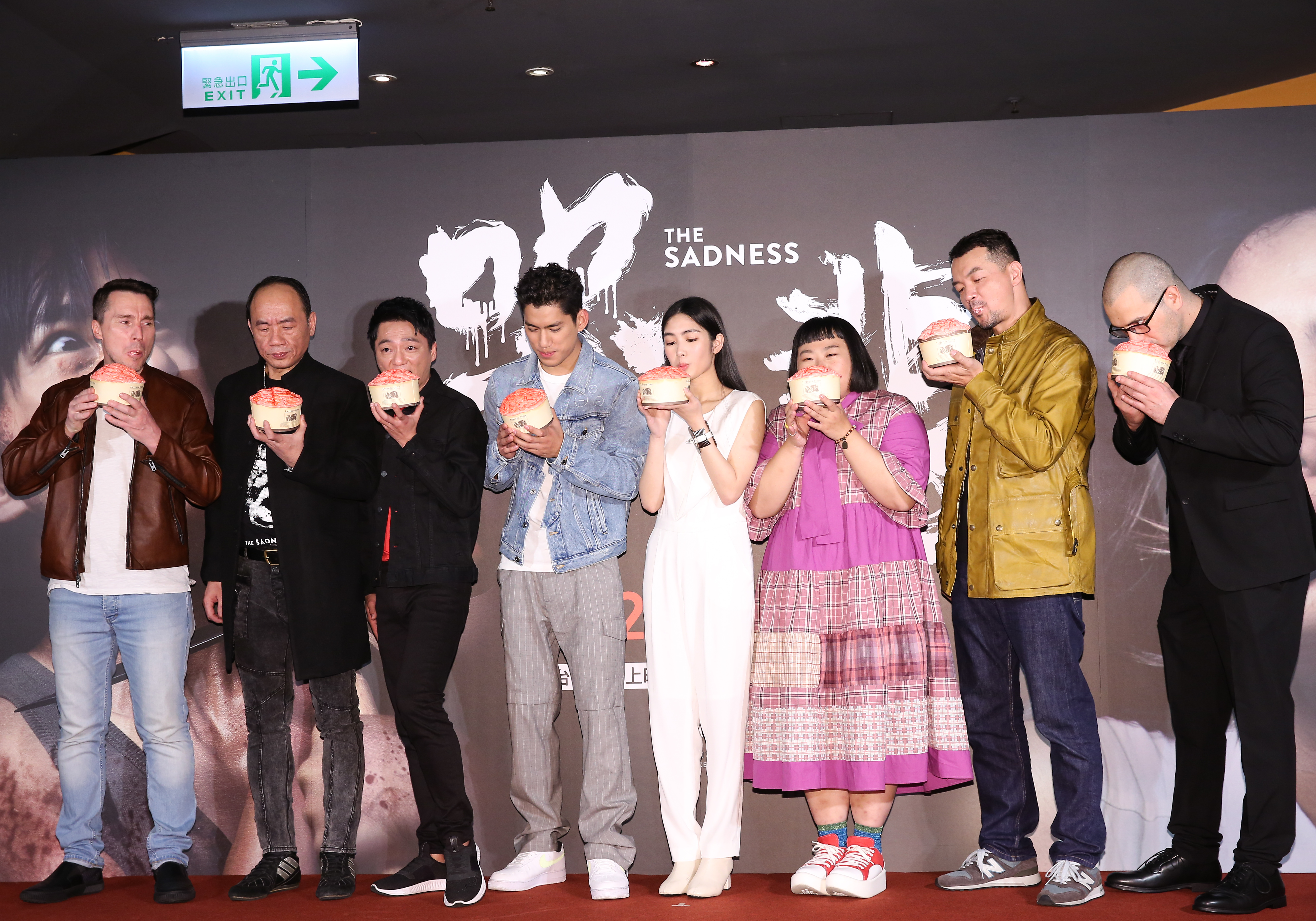 首映會上主創們大啃「人腦蛋糕」，喚起片中虐殺血腥的記憶。