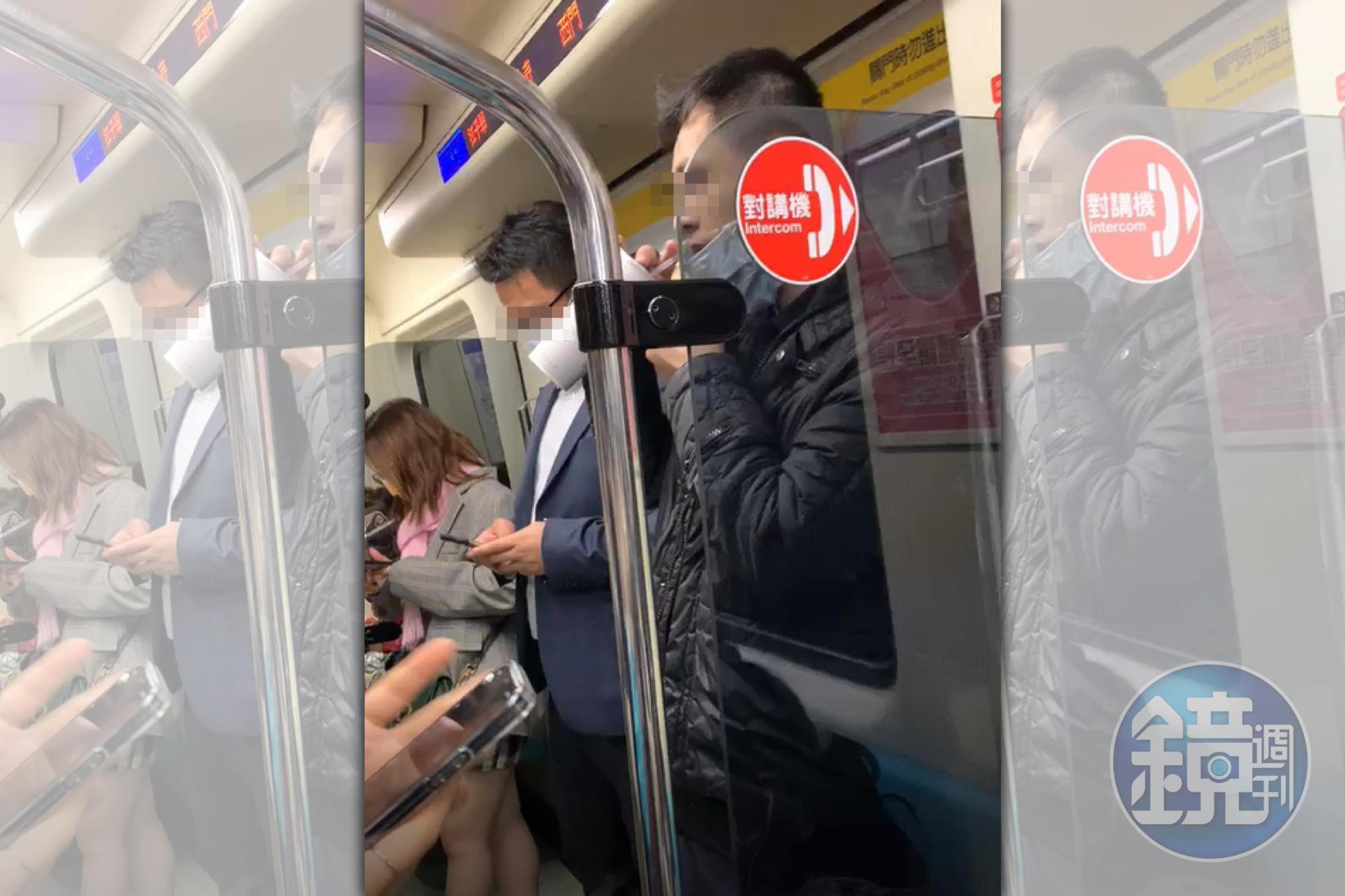 讀者爆料21日晚間,一名身穿黑色外套男子在板南線往亞東醫院列車車廂內拉下口罩狂喝飲料。(讀者提供)