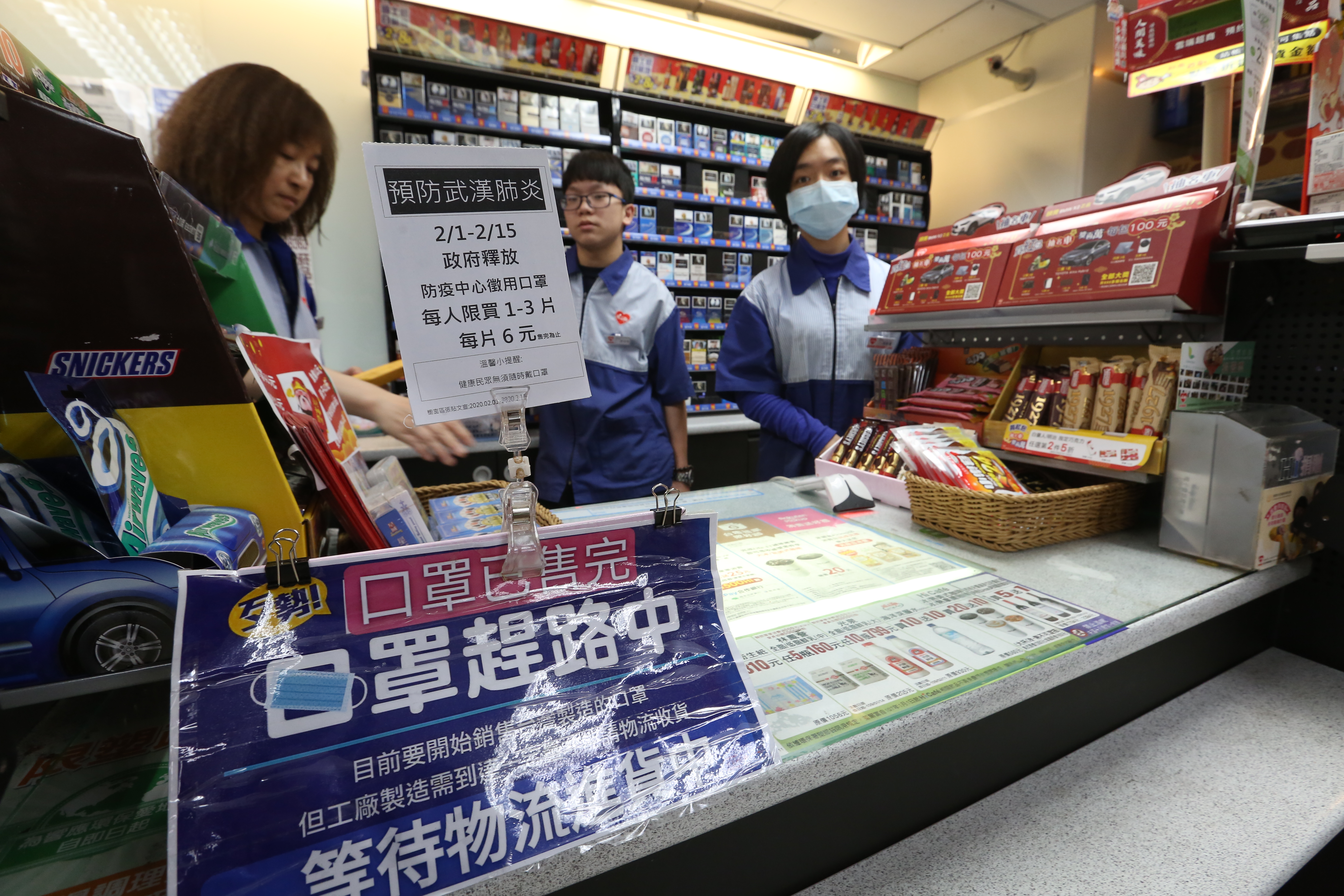 各大超商的桃園門市即日起將暫停開放內用區。（本刊資料照）