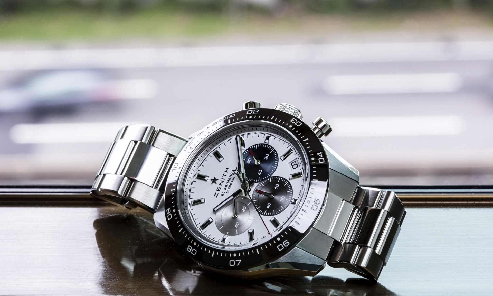 ZENITH Chronomaster Sport 此錶可說是ZENITH結合50年製錶精髓於一身的跨世代作品，把1969年A386，1990年De Luca，以及21世紀的設計風格，與El Primero機芯、拋光陶瓷錶圈完美融合。錶徑41mm，有白面與黑面二種選擇，也可以選配具Cordura織紋的橡膠錶帶。 功能：時、分、小秒針指示；1/10秒計時碼錶；日期顯示 機芯：高振頻自動上鏈機芯 定價：約NT$366,700(精鋼鍊帶）；NT$349,900（橡膠錶帶）