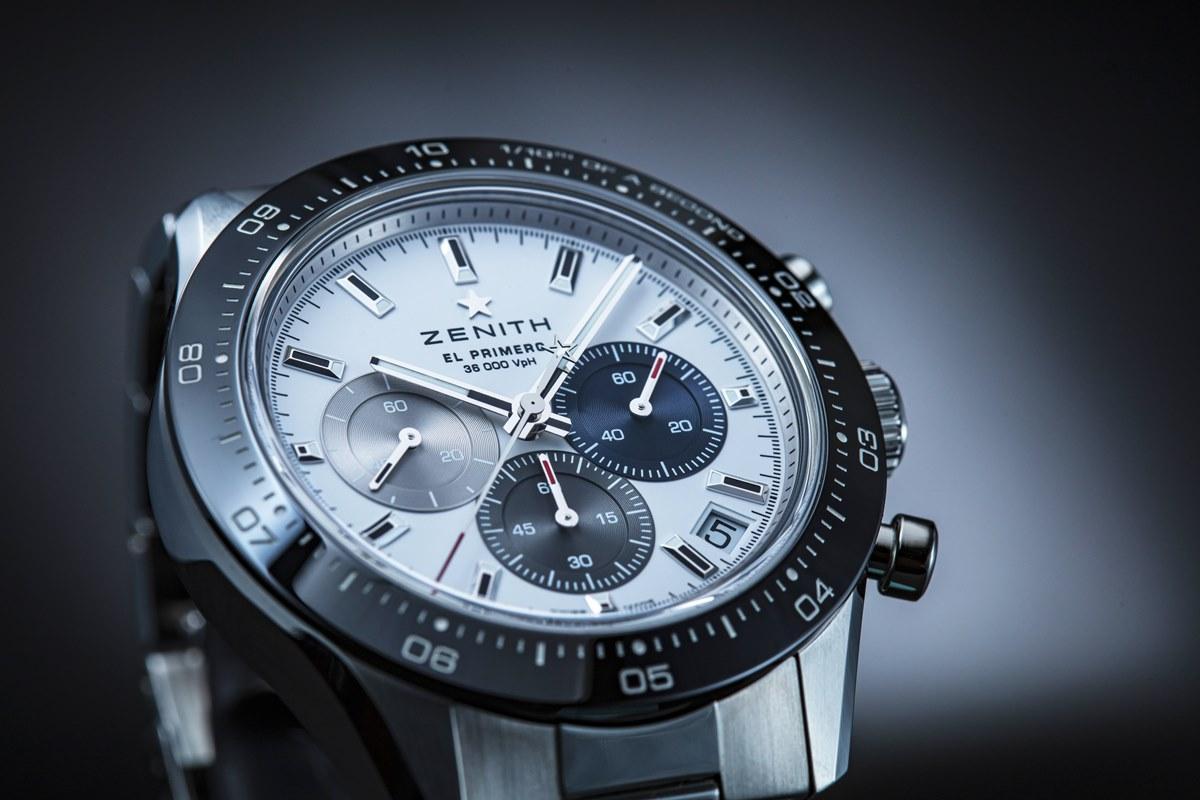 真力時ZENITH Chronomaster Sport最大特色在於是一款非常容易讀取的1/10秒計時碼錶,其中央大秒針每10秒就走完一圈,可以透過黑色陶瓷錶圈上的10個刻度,判讀1/10秒。