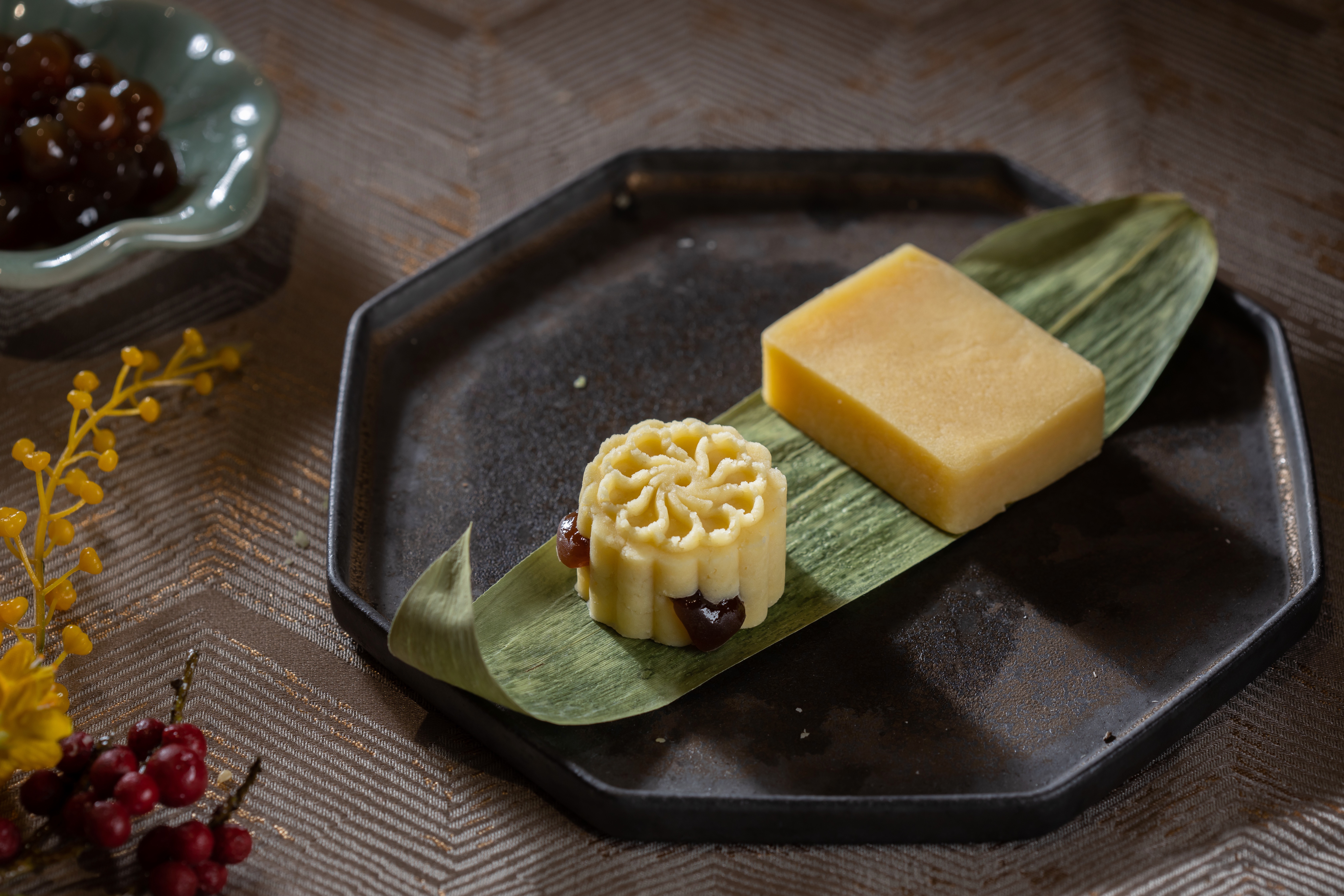 「北海道珍珠牛奶綠豆黃」（左，330元／盒，9入）白豆沙基底以牛奶調味，夾入黑糖珍珠，是用吃的珍珠牛奶。「原味綠豆黃」（右，320元／盒，10入）細緻水潤，綿密化口。