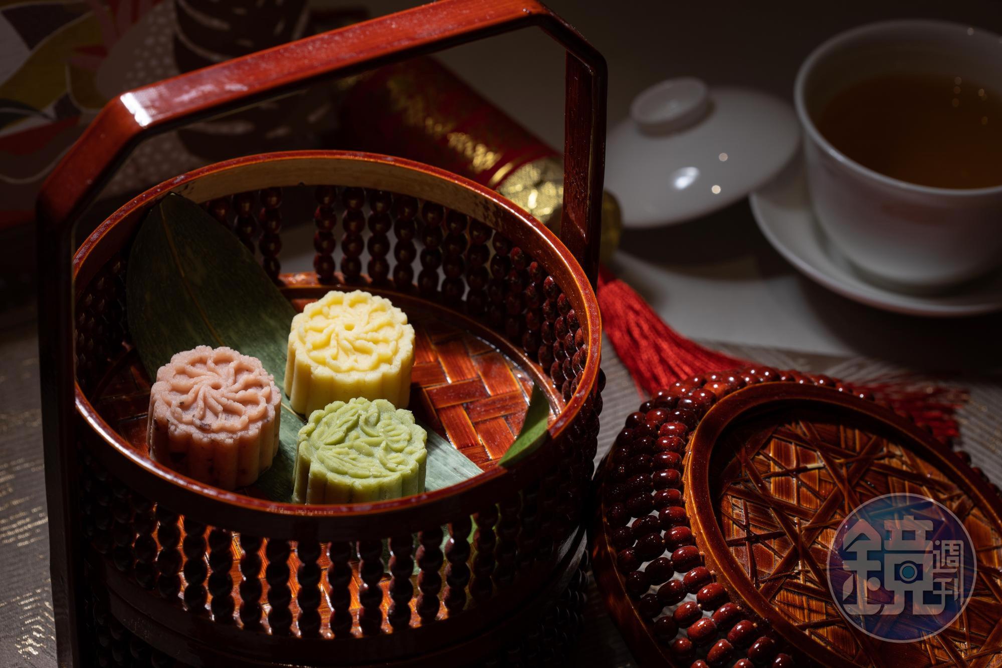 「花漾綠豆黃」以招牌綠豆黃為本，混合蔓越莓乾、抹茶粉、麻糬，顏色柔美，外型和顏色都討人喜歡。（330元／盒，9入）