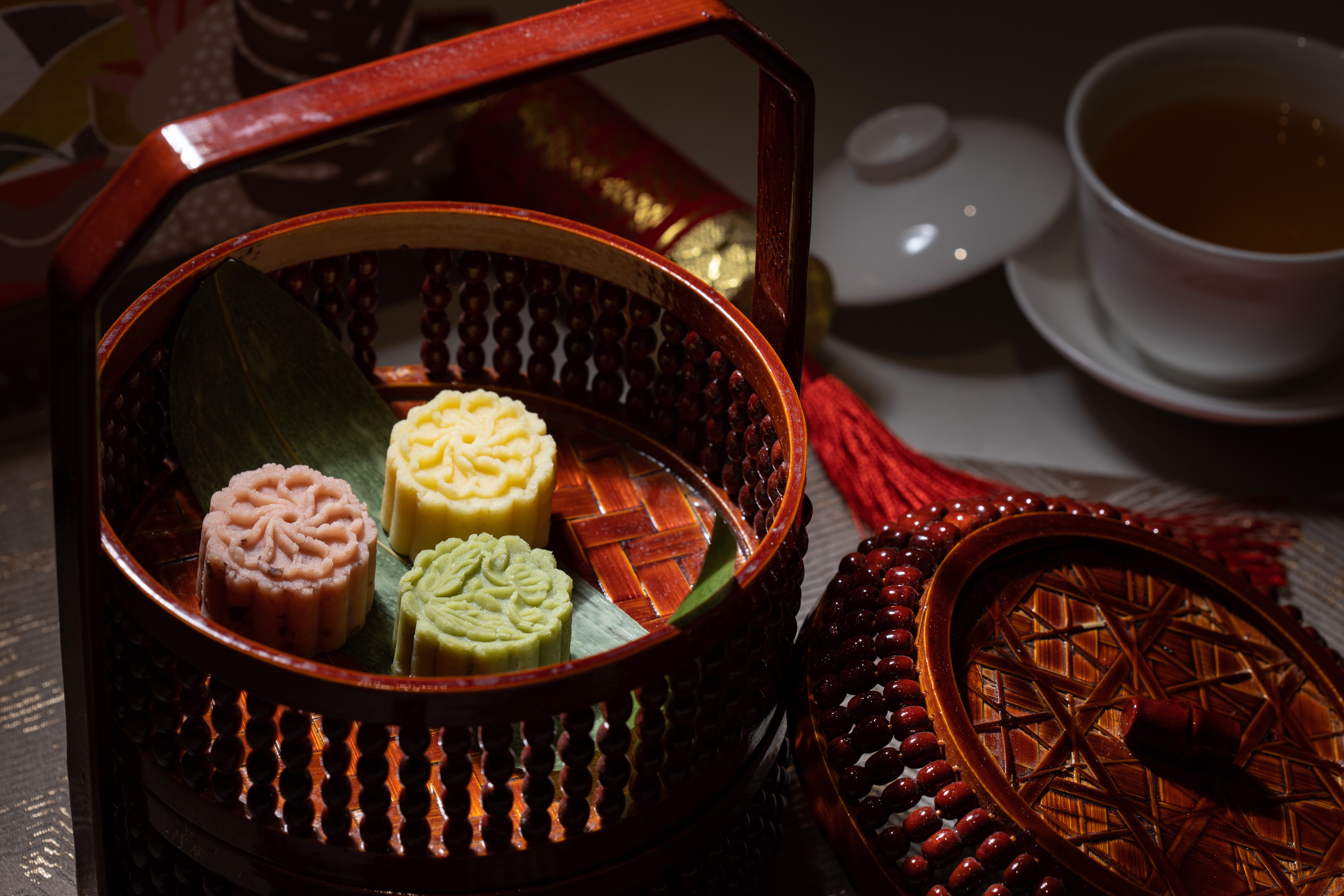 「花漾綠豆黃」以招牌綠豆黃為本，混合蔓越莓乾、抹茶粉、麻糬，顏色柔美，外型和顏色都討人喜歡。（330元／盒，9入）
