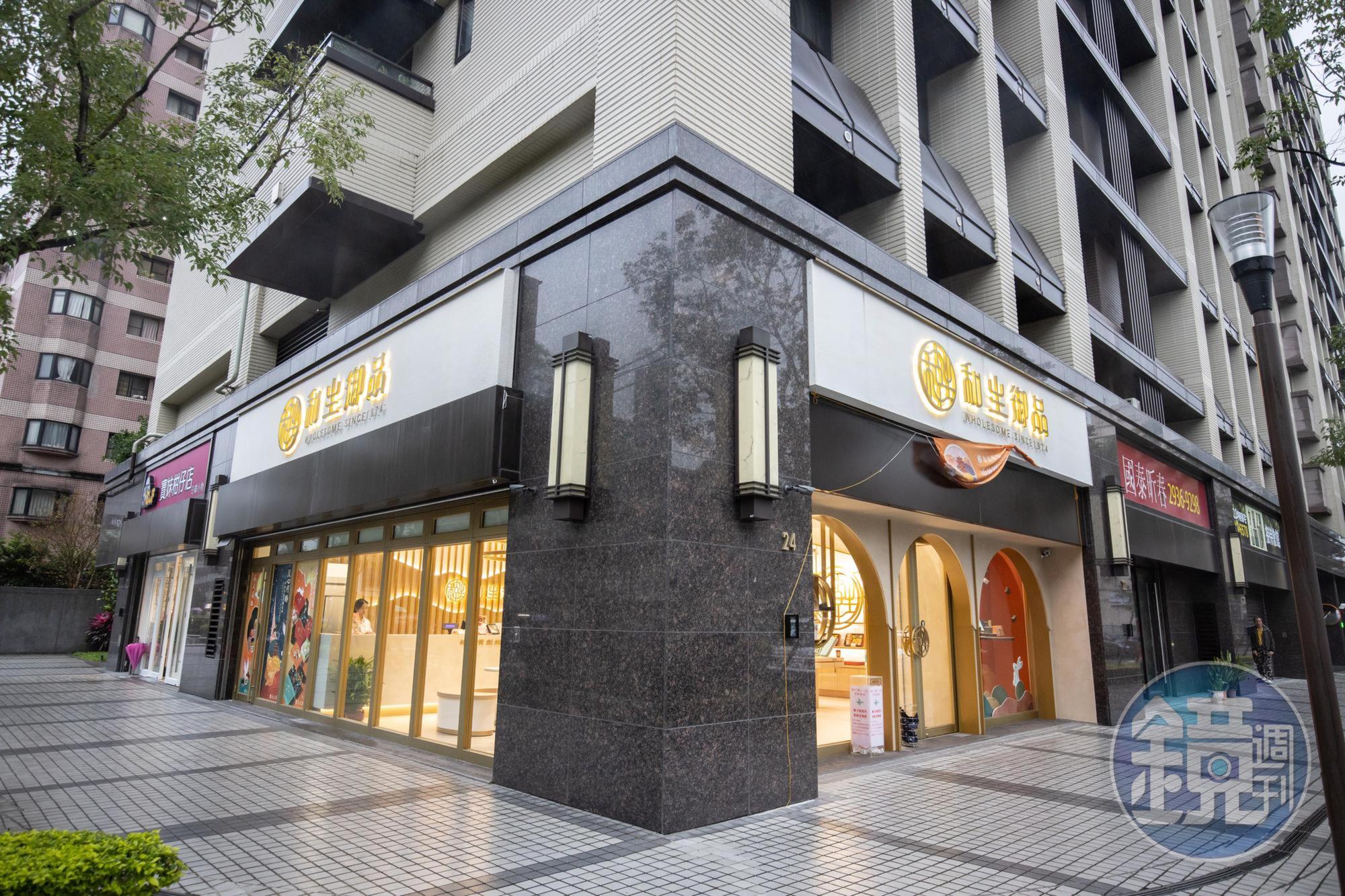 店面座落在建物一樓轉角，落地窗設計，如時髦甜點店亮眼。