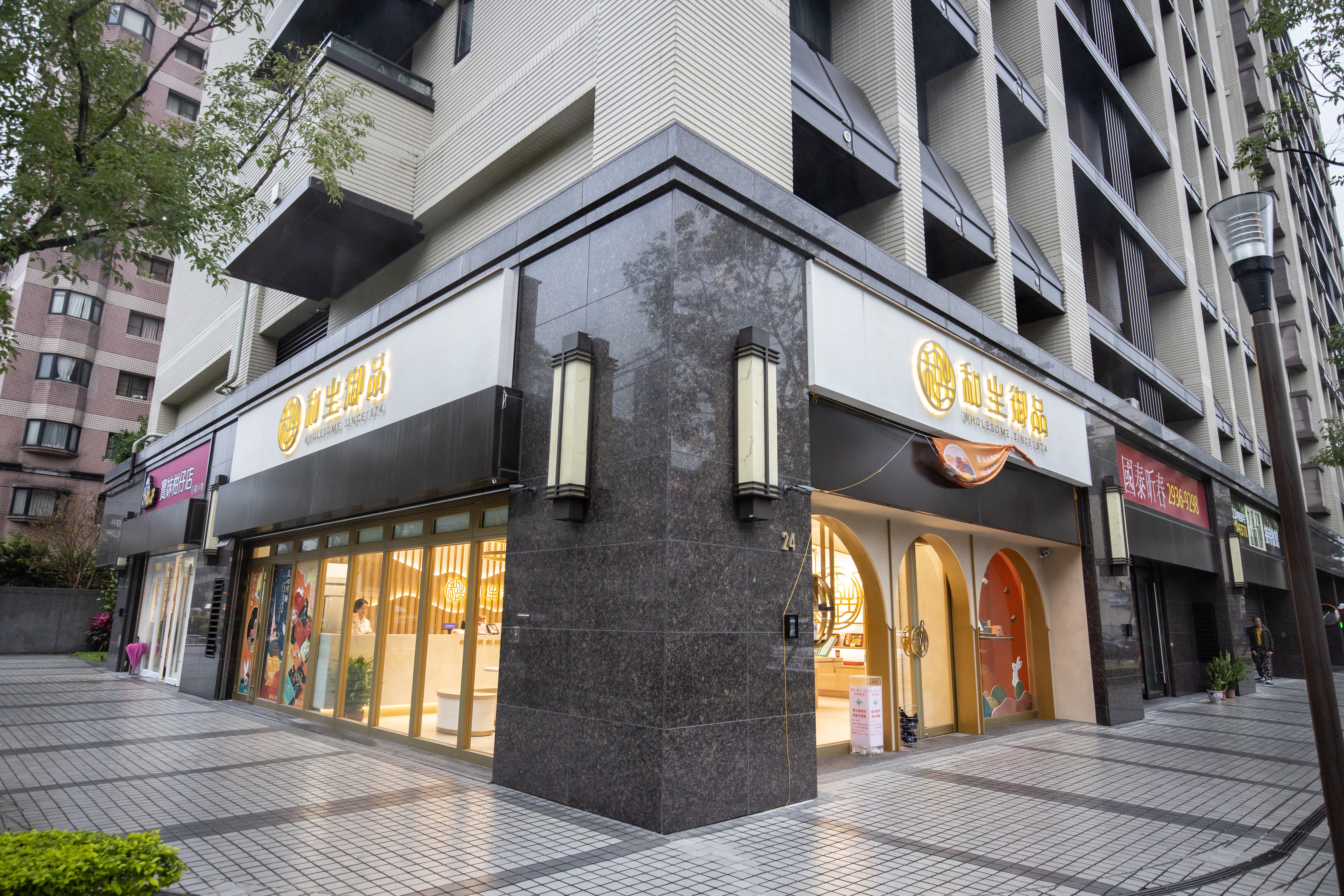 店面座落在建物一樓轉角，落地窗設計，如時髦甜點店亮眼。