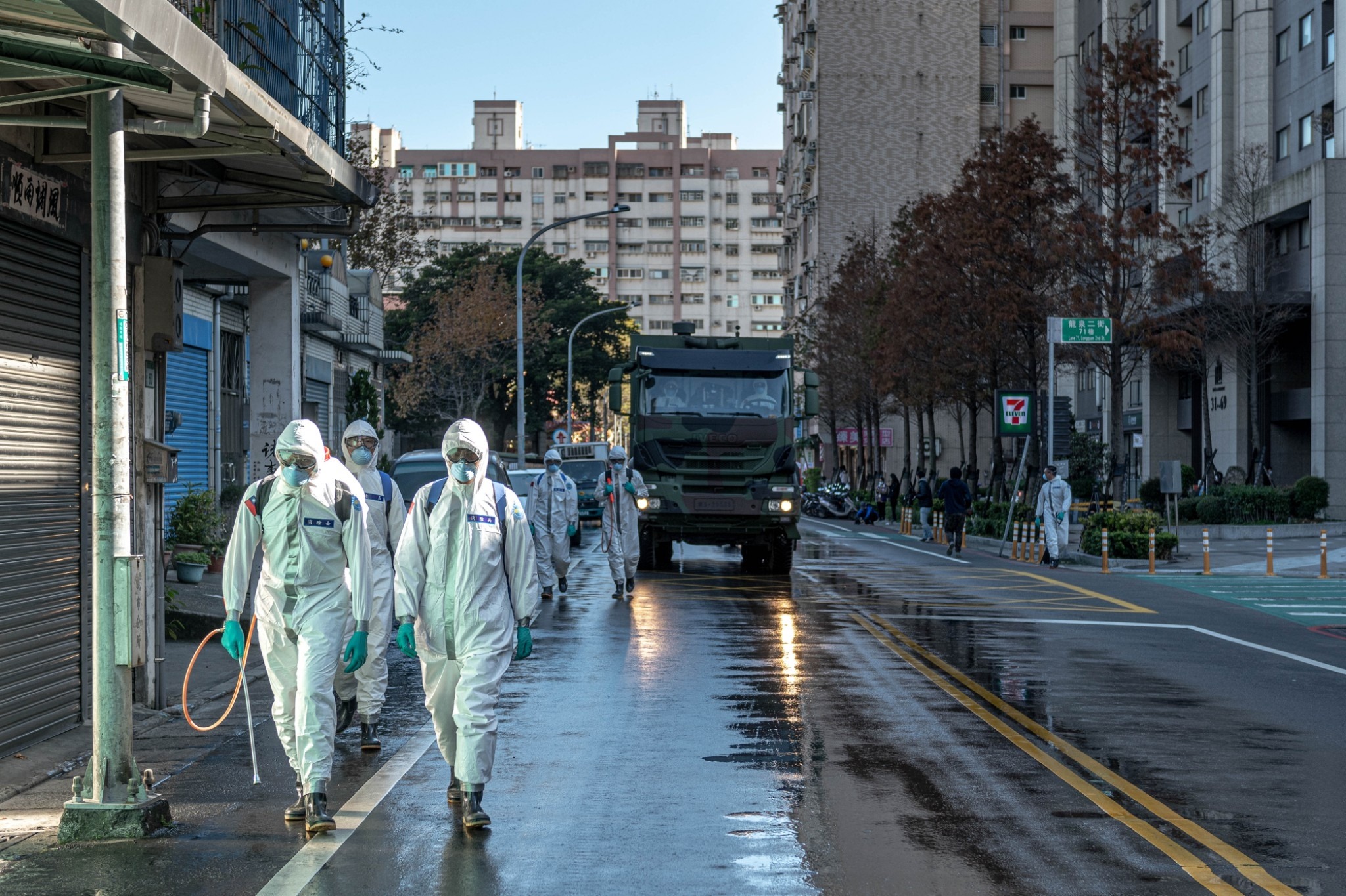 傳有2名隸屬於桃園市衛生局的疫調人員，出現發燒症狀。（翻攝自鄭文燦粉絲專頁）