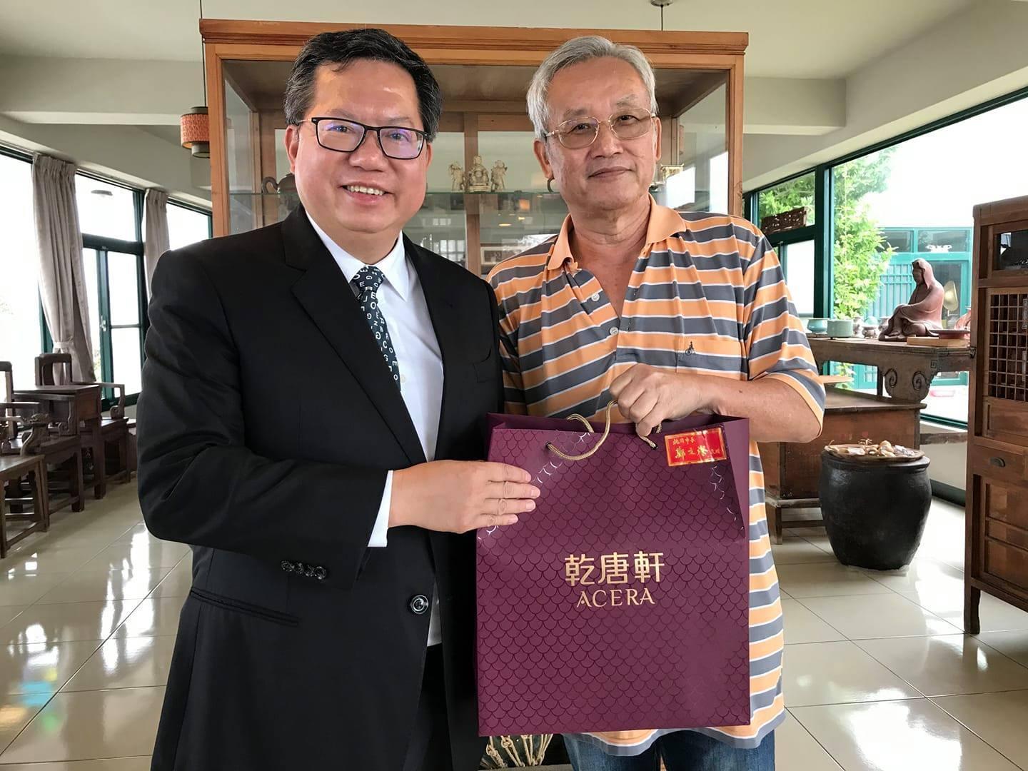 前澎湖縣長高植澎(右)今天發文感謝第一線的桃園醫院,左為桃園市長鄭文燦。(翻攝自高植澎臉書)