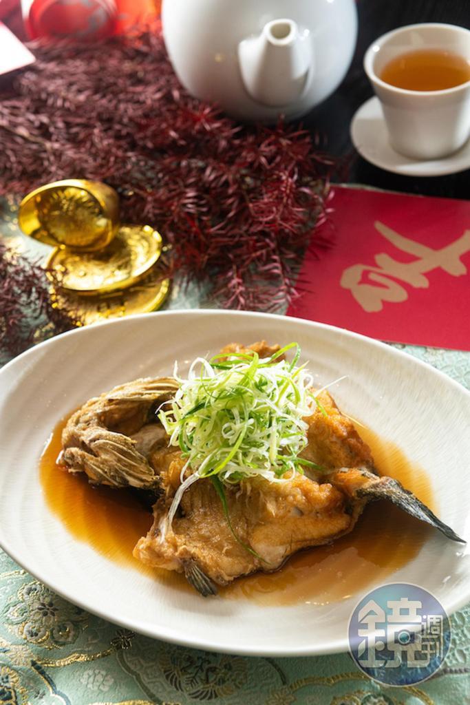 「油浸筍殼魚」肉多且厚，過年吃全魚，庇佑年年有餘好兆頭。（150元／兩，圖中約為2,100元／14兩）