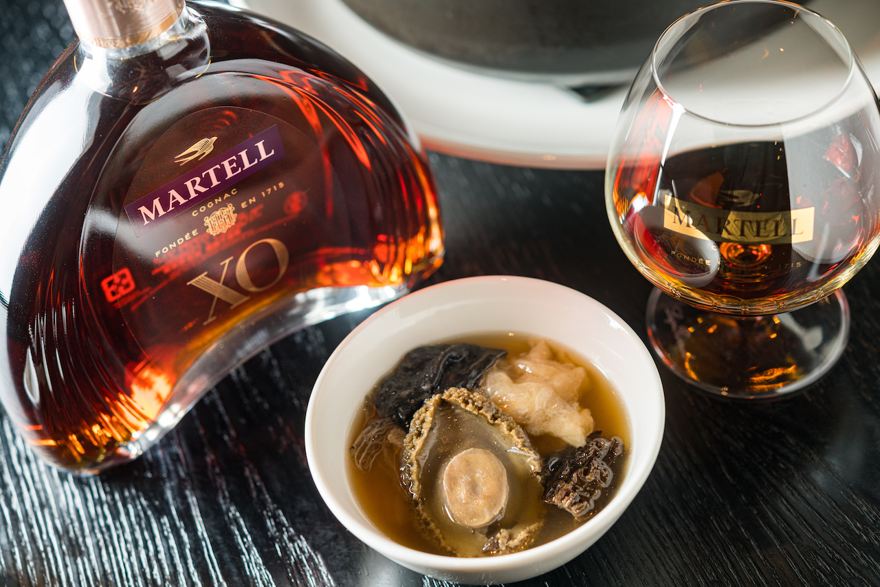 「馬爹利XO干邑」純飲時香氣迷人，搭配熱湯還可以綿延鮮味。