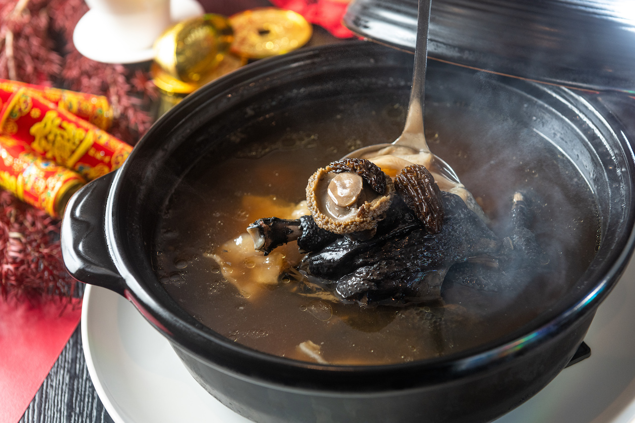 鮮醇的「羊肚菌花膠鮮鮑烏雞湯」大鍋氣派，招來豐盛富貴的年節感。（3,880／份，需預約）