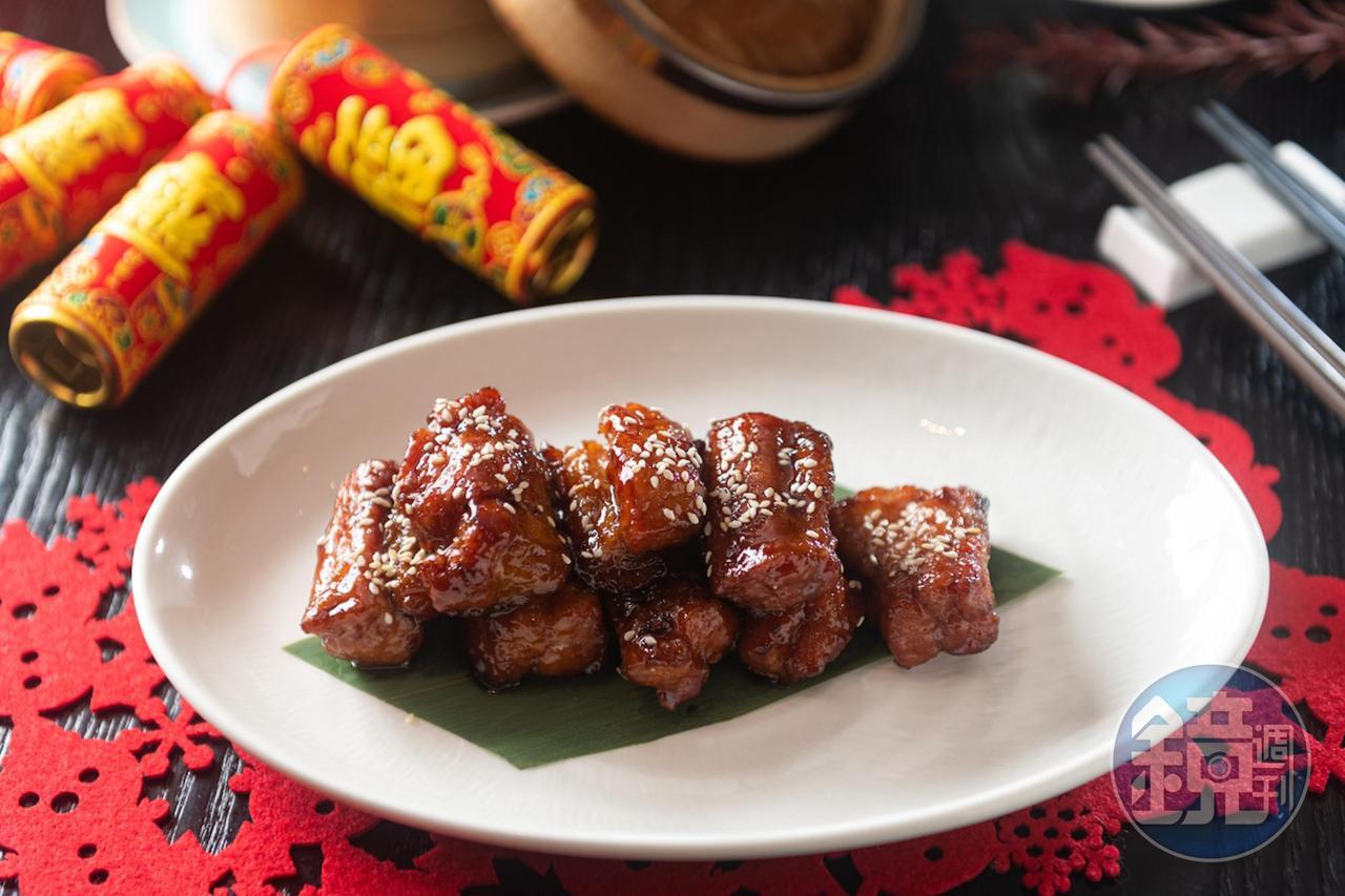 「鎮江香醋肉排」酸甜滋味昂隱交錯，肉質滑嫩惹味。（860元／份）