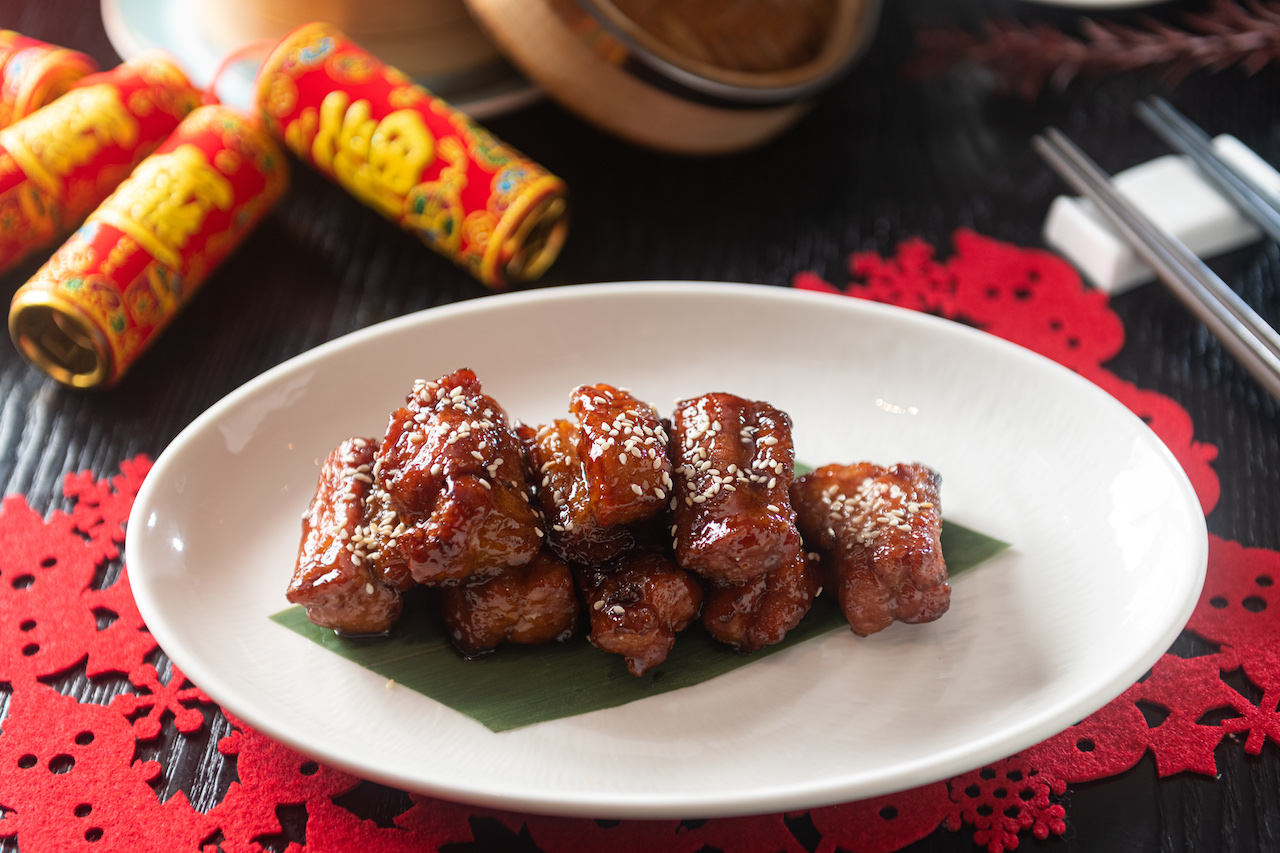「鎮江香醋肉排」酸甜滋味昂隱交錯，肉質滑嫩惹味。（860元／份）