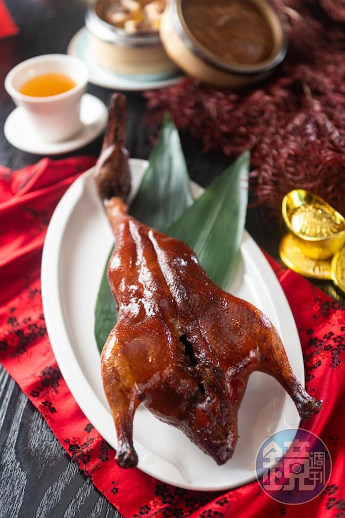 「脆皮先知鴨」鴨架子細、肉嫩脂肪少，帶骨吃也涮嘴。（1,380元／份）