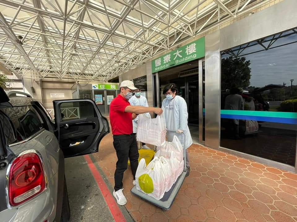 正忠排骨飯免費送1,500個便當，力挺辛苦的醫護共同抗疫。（翻攝自正忠排骨飯臉書）
