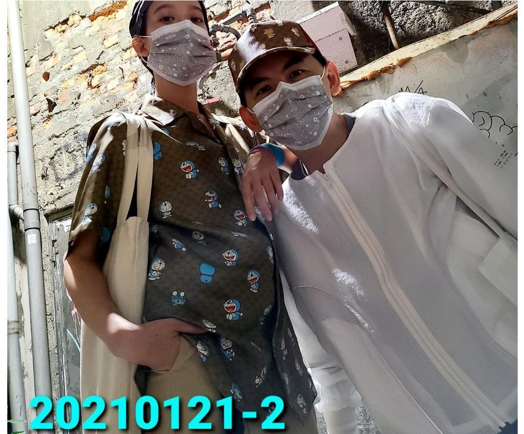 黃子佼(右)日前曬出和老婆孟耿如(左)的合照,女方肚子凸起一大包,讓網友紛紛狂喊懷孕。(翻攝自黃子佼臉書粉專)