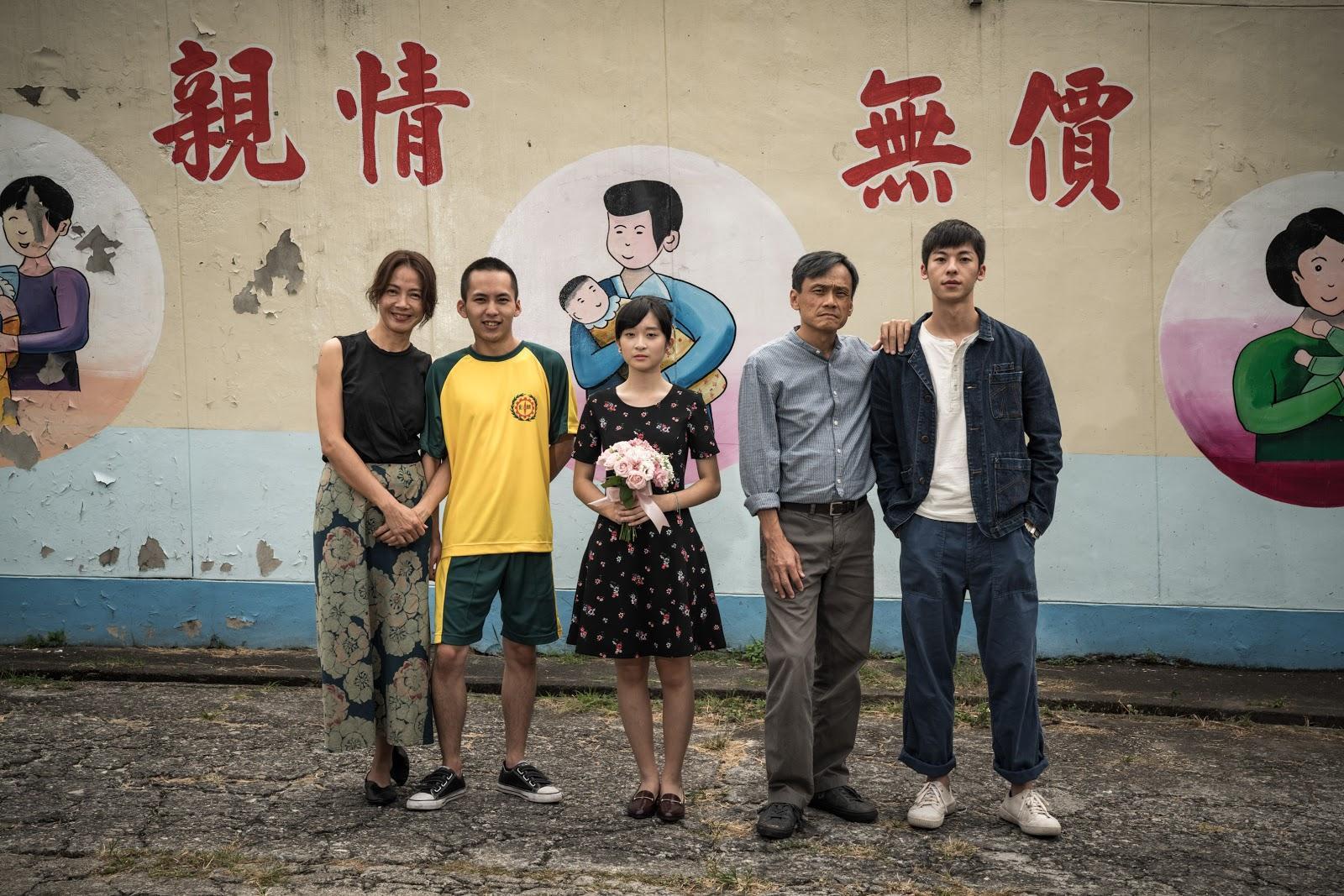代表台灣角逐奧斯卡國際影片的鍾孟宏電影《陽光普照》,在美國媒體獲得好口碑,左起為演員柯淑勤、巫建和、吳岱凌、陳以文、許光漢。(甲上提供)