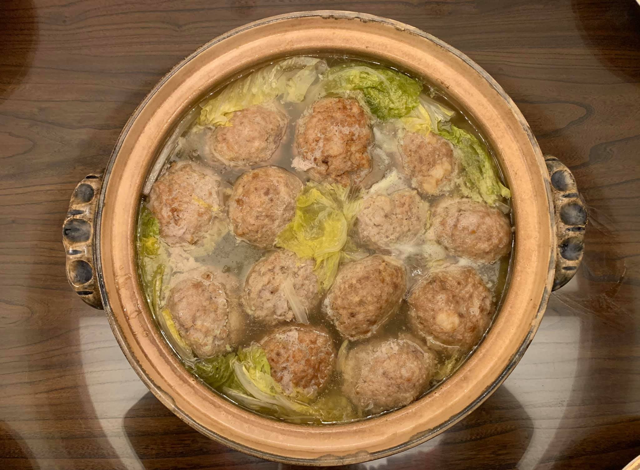 「獅子頭」色淡味雅，是一道揚州名菜。