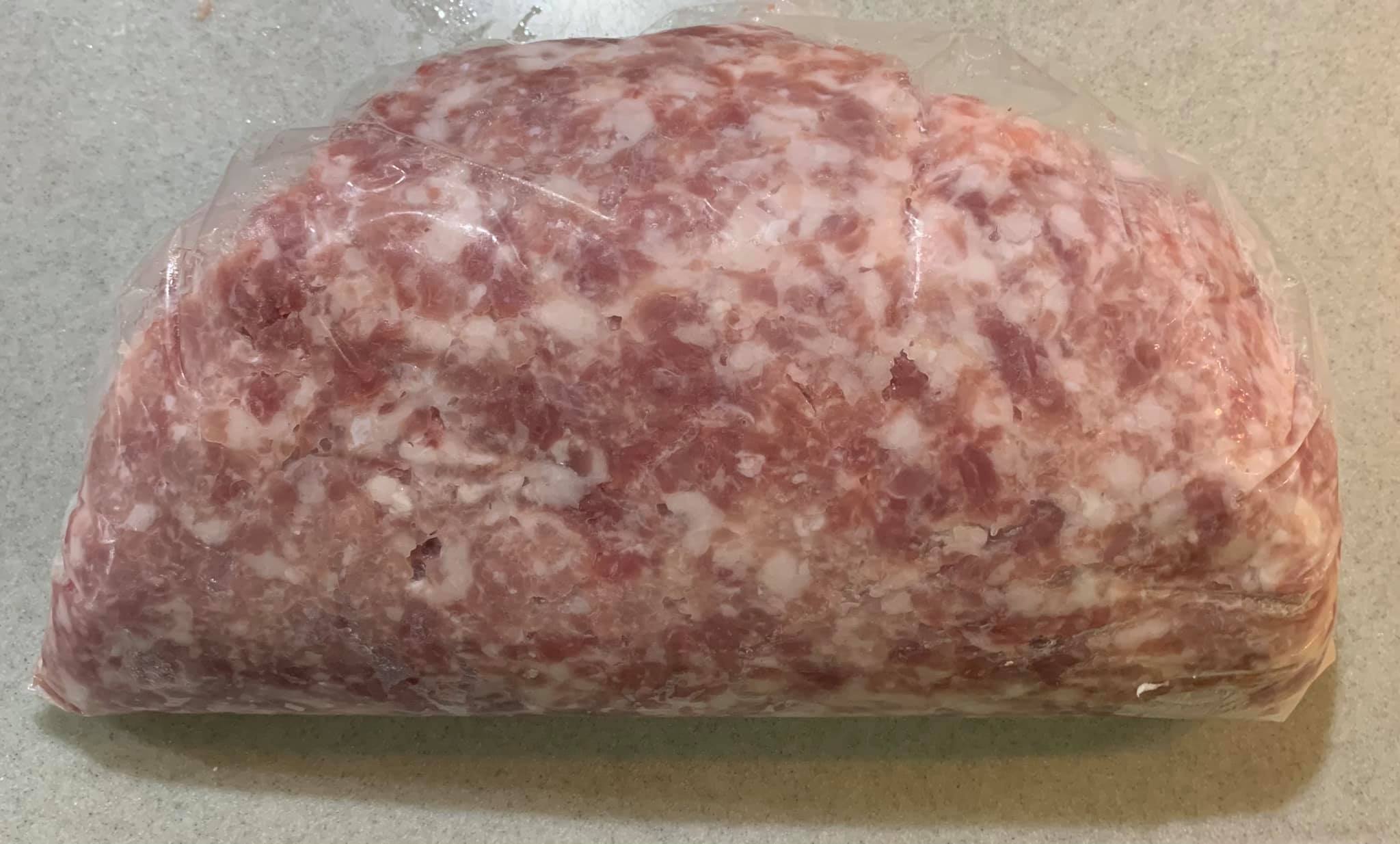 準備3斤豬絞肉。