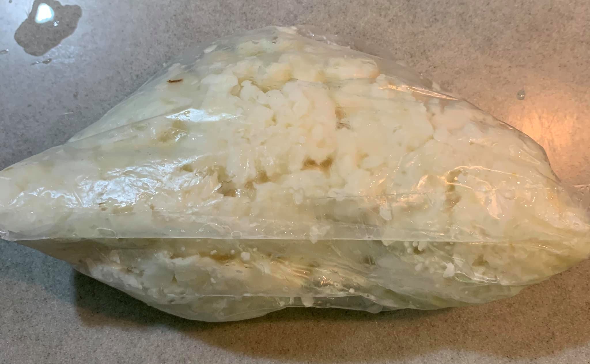 荸薺1斤，放塑膠袋中用敲的，保留大顆口感。