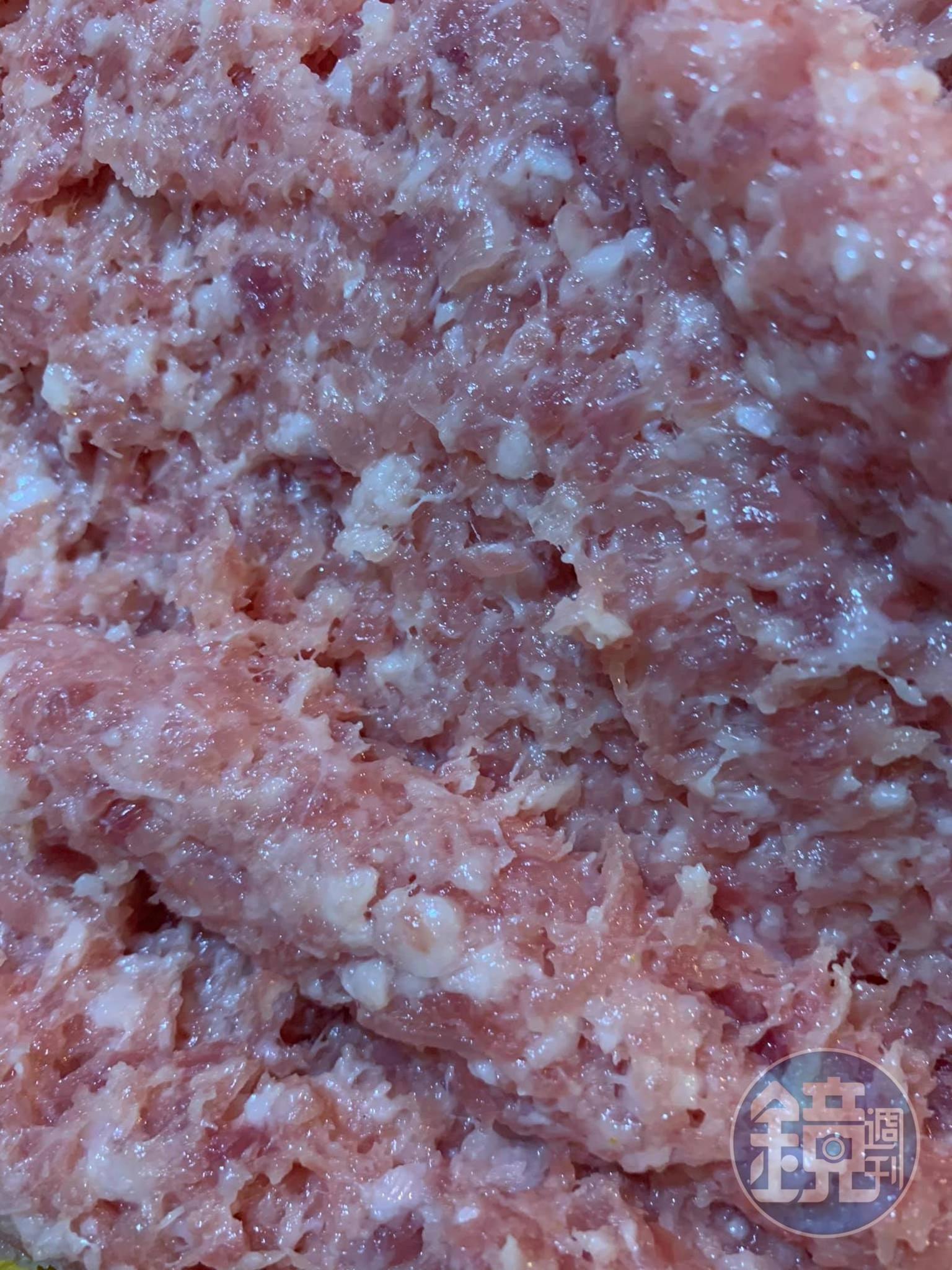 絞肉剁到起膠後，再摔打。摔肉的照片沒拍。