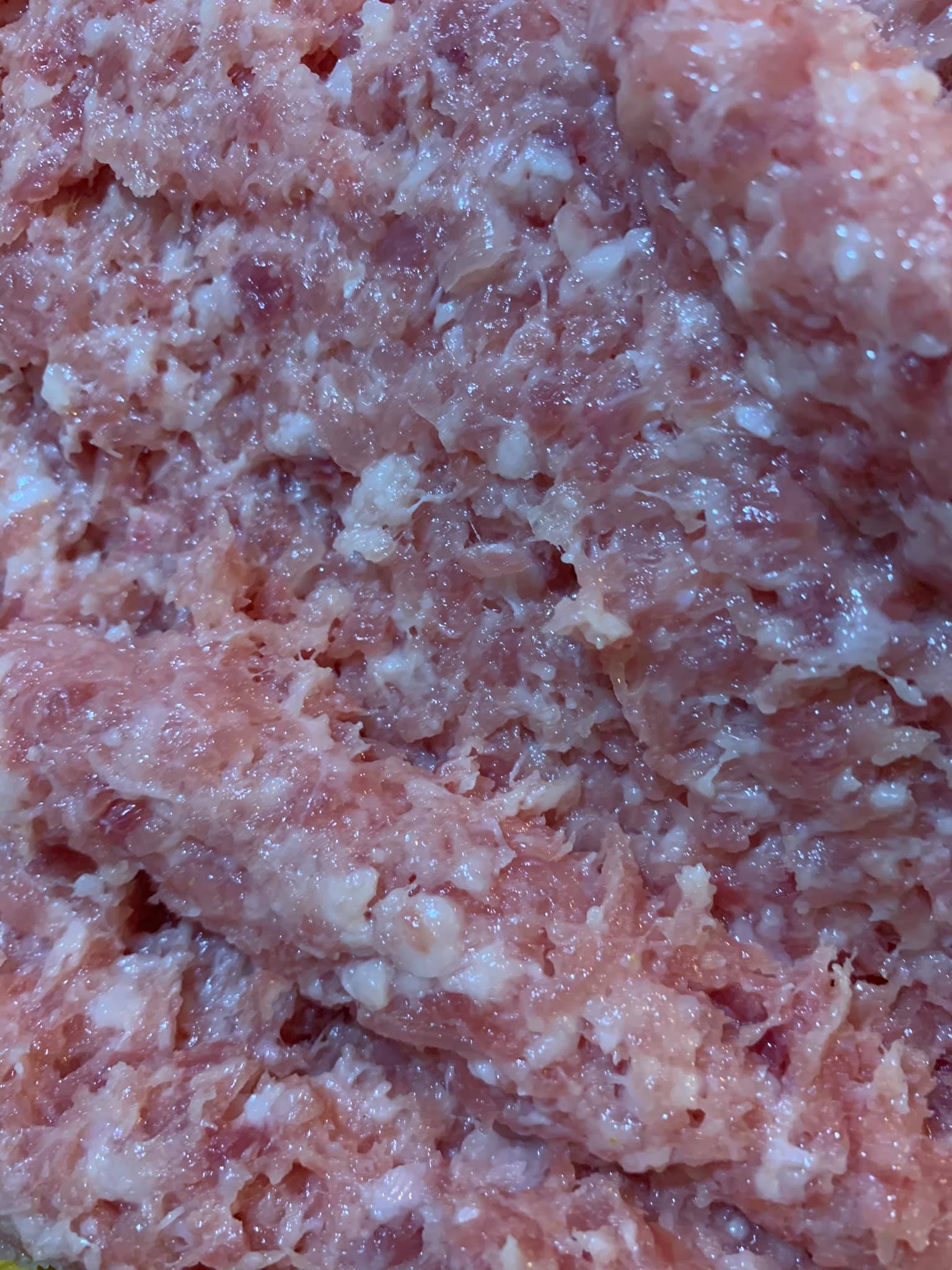 絞肉剁到起膠後，再摔打。摔肉的照片沒拍。