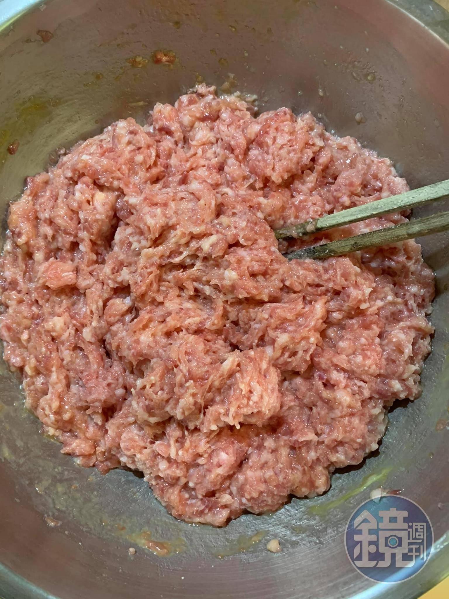 陸續加入調味料，並徐徐攪拌。