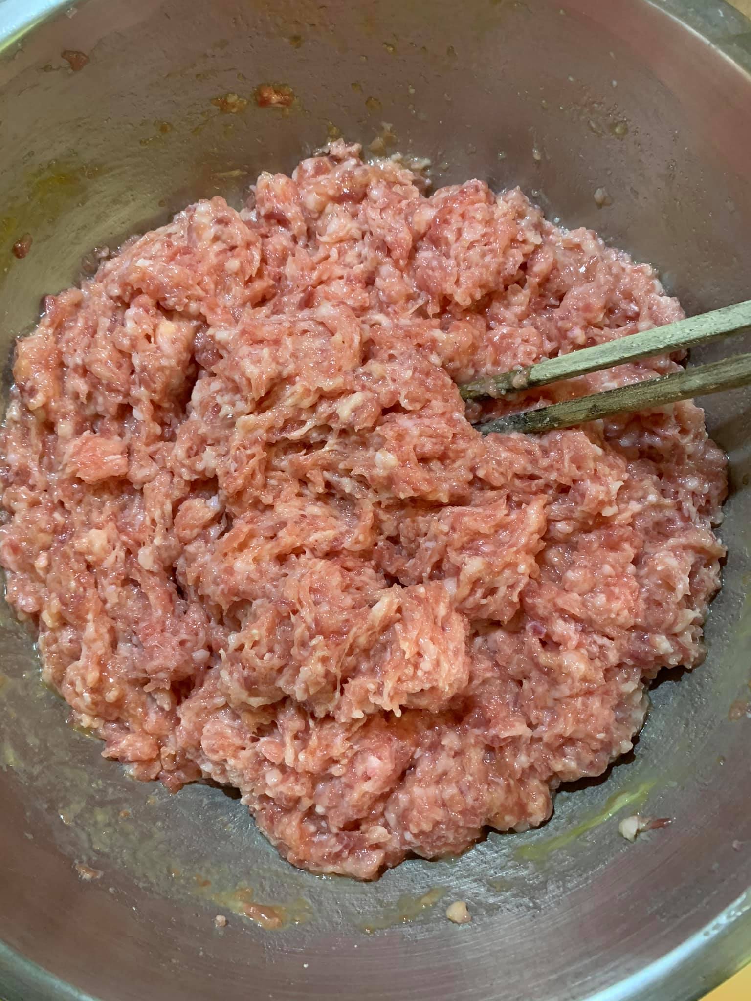 陸續加入調味料，並徐徐攪拌。