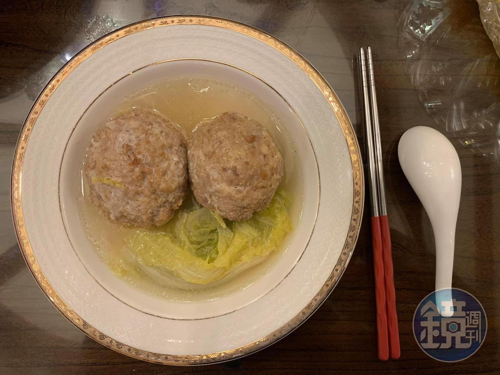 兩顆拳頭大獅子頭，一餐分量剛好。