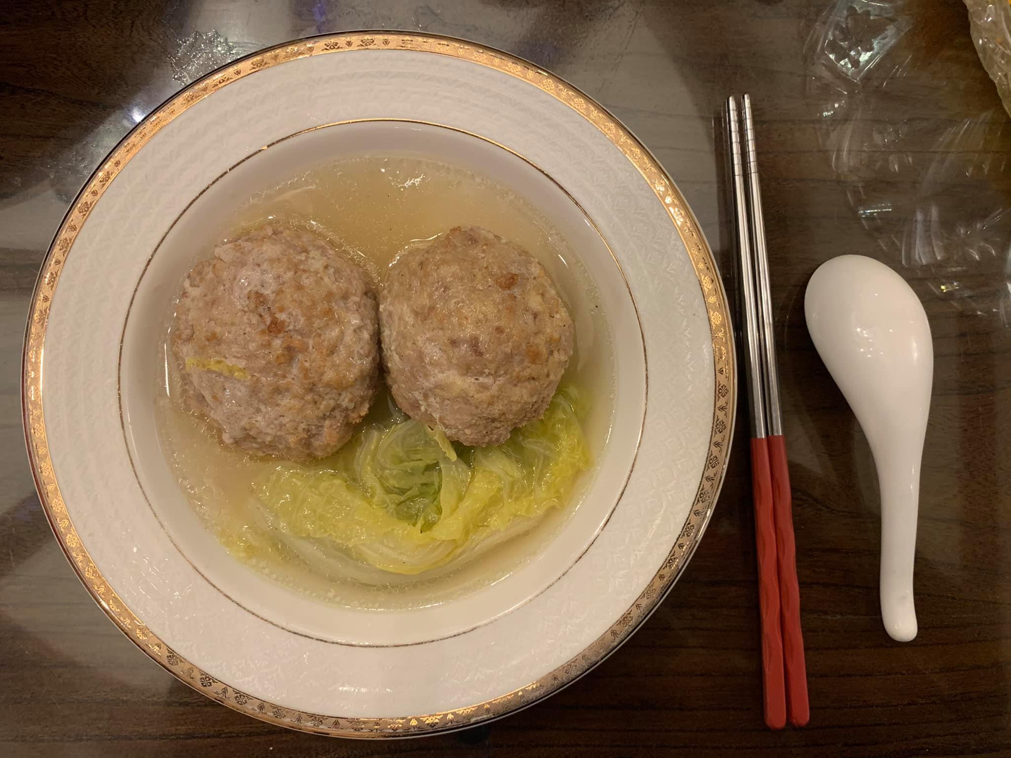 兩顆拳頭大獅子頭，一餐分量剛好。
