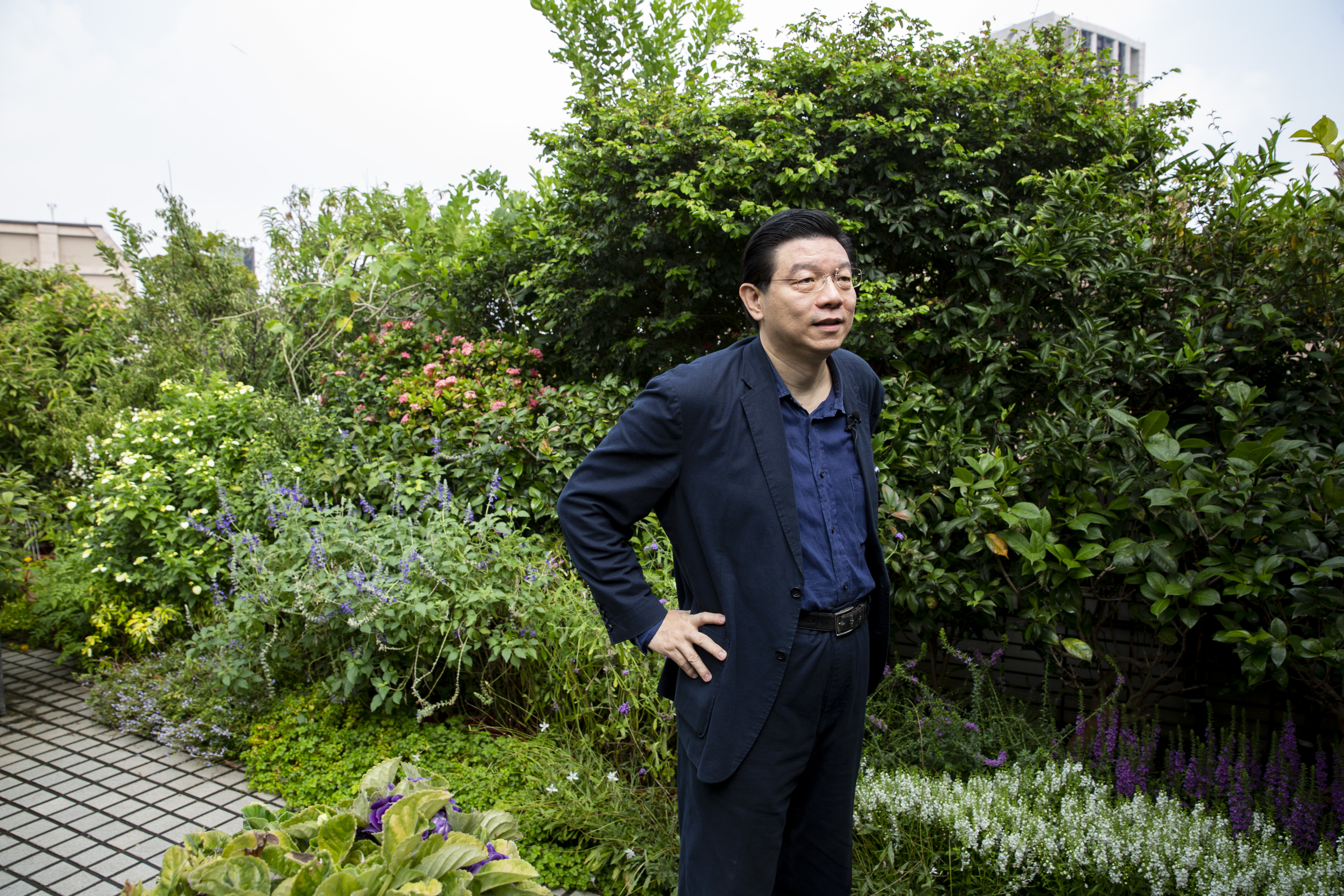 《鏡週刊》社長裴偉每個週末都在家下廚，複製並改良在外面餐廳吃過的菜，現在也公開他的廚房筆記。（攝影：王漢順）