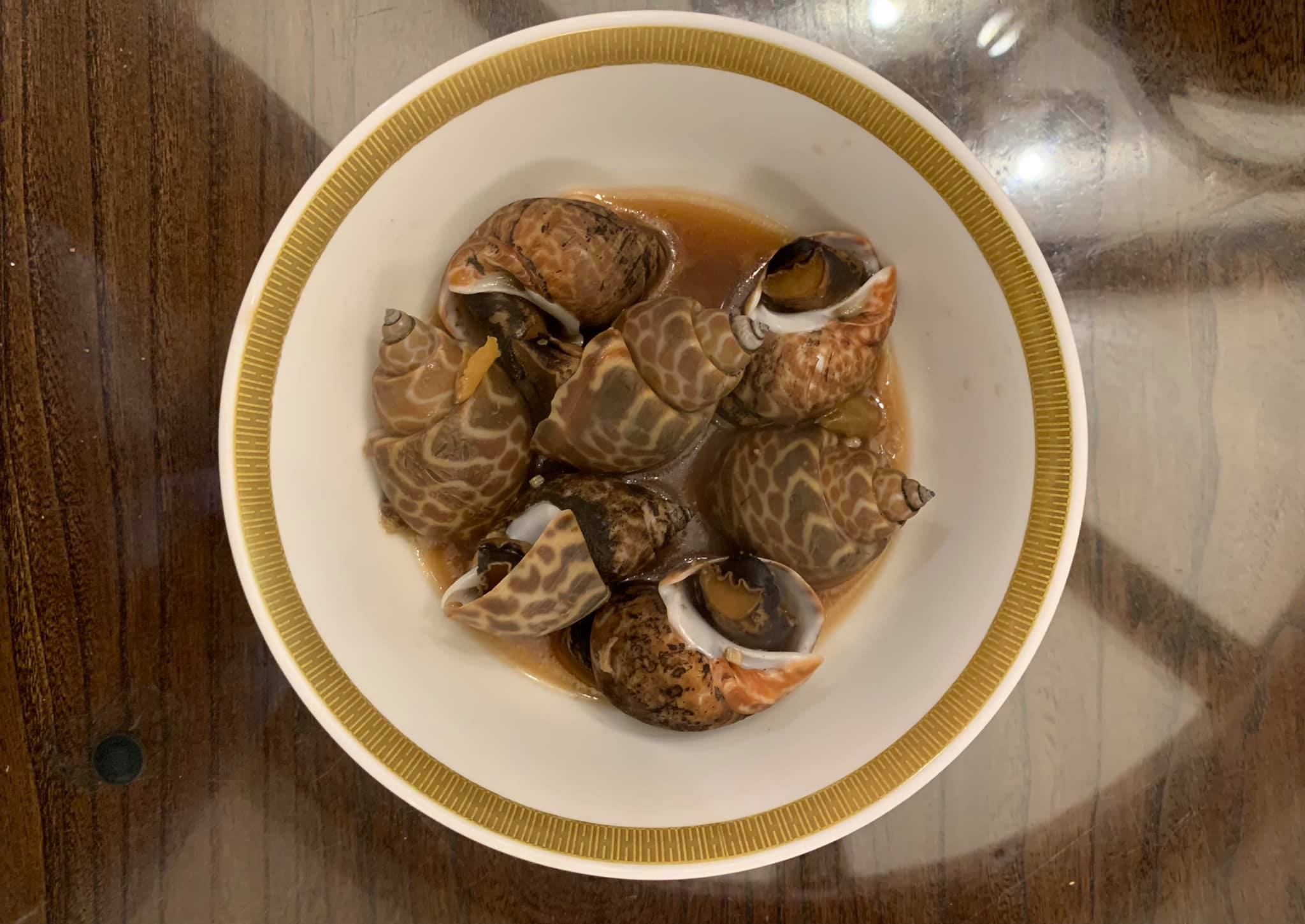 「蒜香滷水鳳螺」湯汁充滿蒜香辣香，螺肉軟嫩鮮甜，令人愛不釋口。