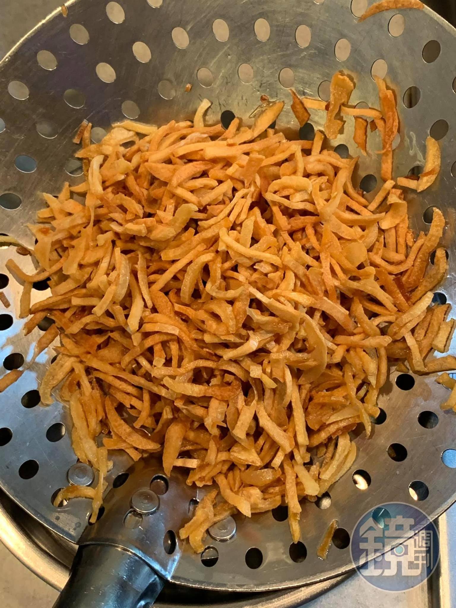 蒜酥撈起瀝油備用。